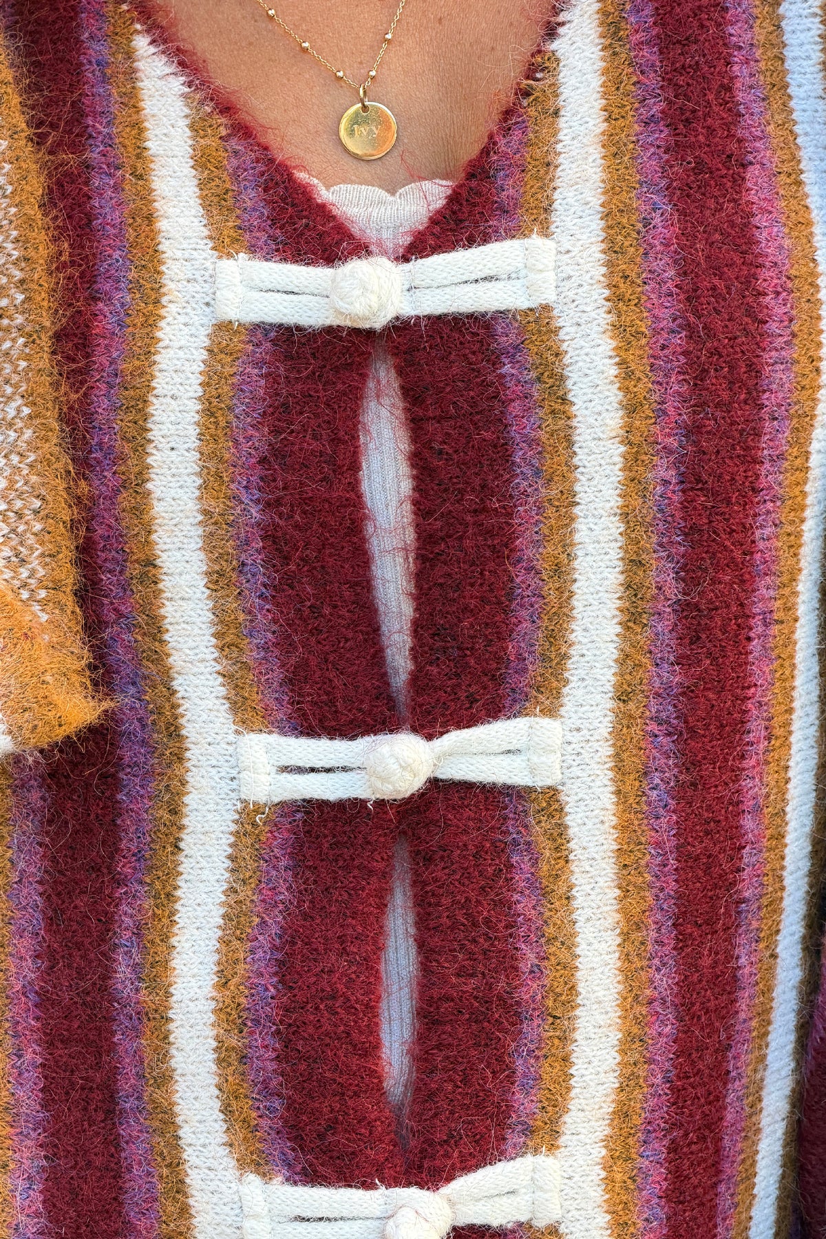 Gilet moelleux rayures bordeaux et camel fermeture nœuds style veste mexicaine