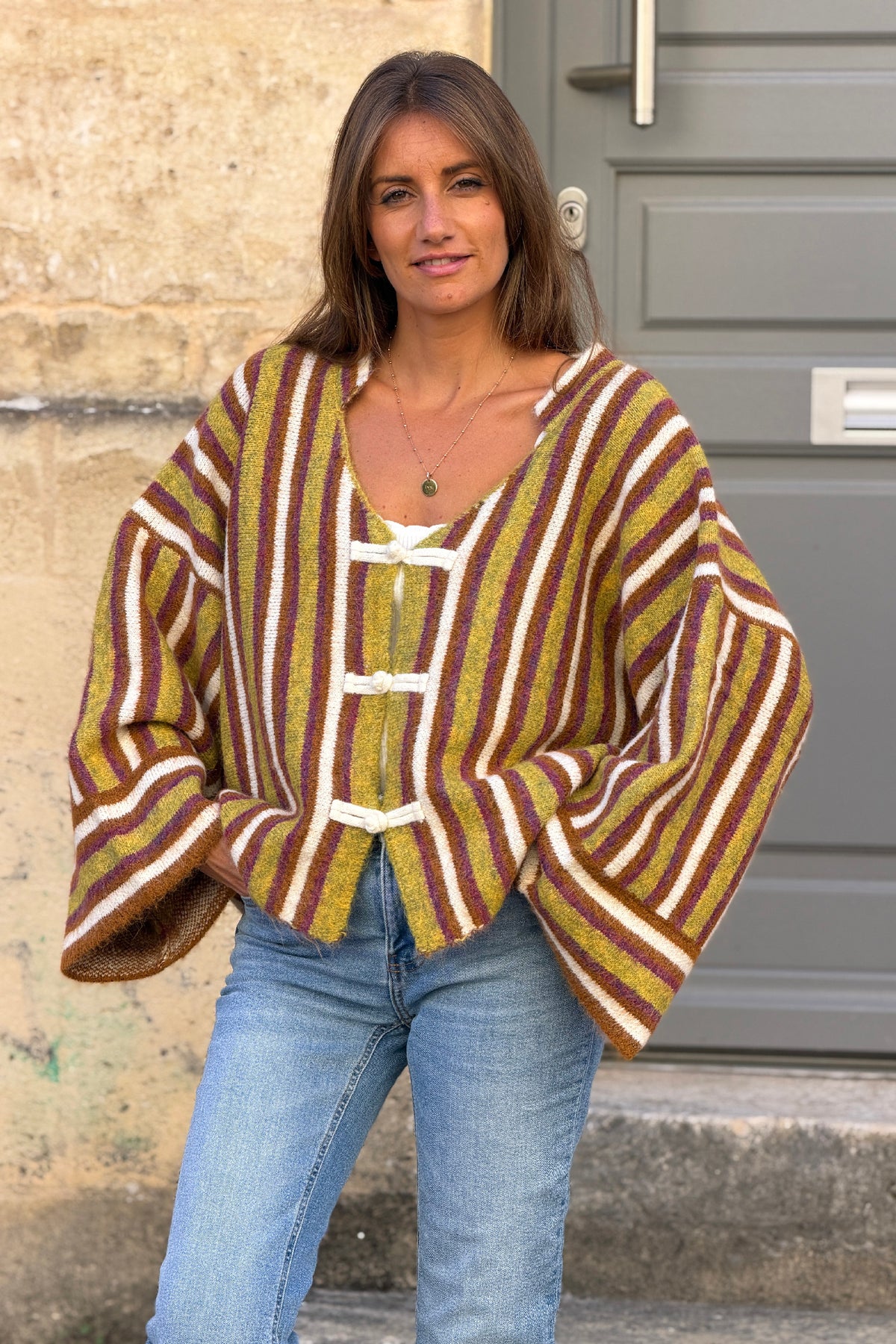 Gilet moelleux rayures vert et camel fermeture nœuds style veste mexicaine
