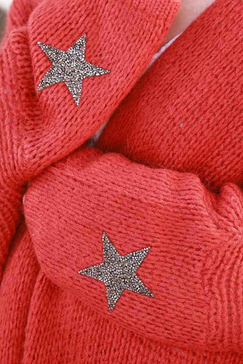 Cárdigan rojo anaranjado de longitud media con mangas gruesas con diamantes de imitación en forma de estrella.