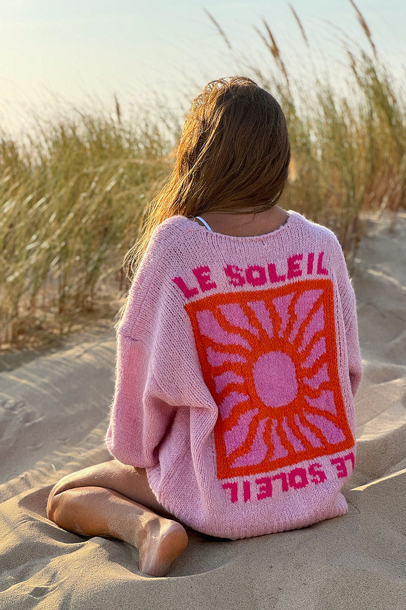 Gilet rose pâle en grosse maille avec gros boutons "Le Soleil" et manches bouffantes