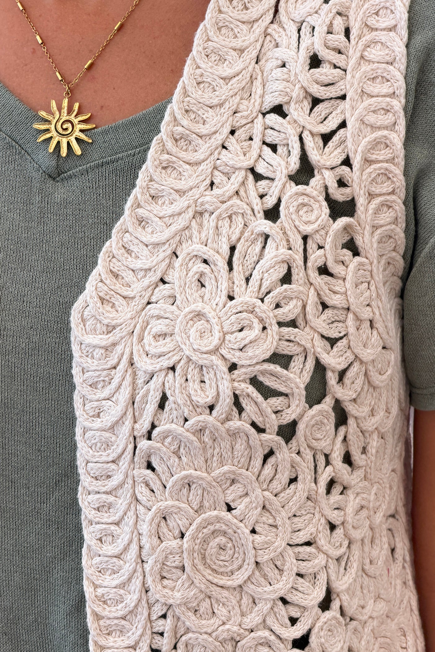 Collier chaîne dorée pendentif soleil