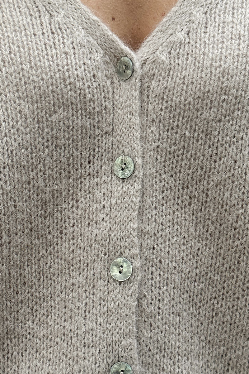 Gilet uni beige en maille petits boutons nacrés