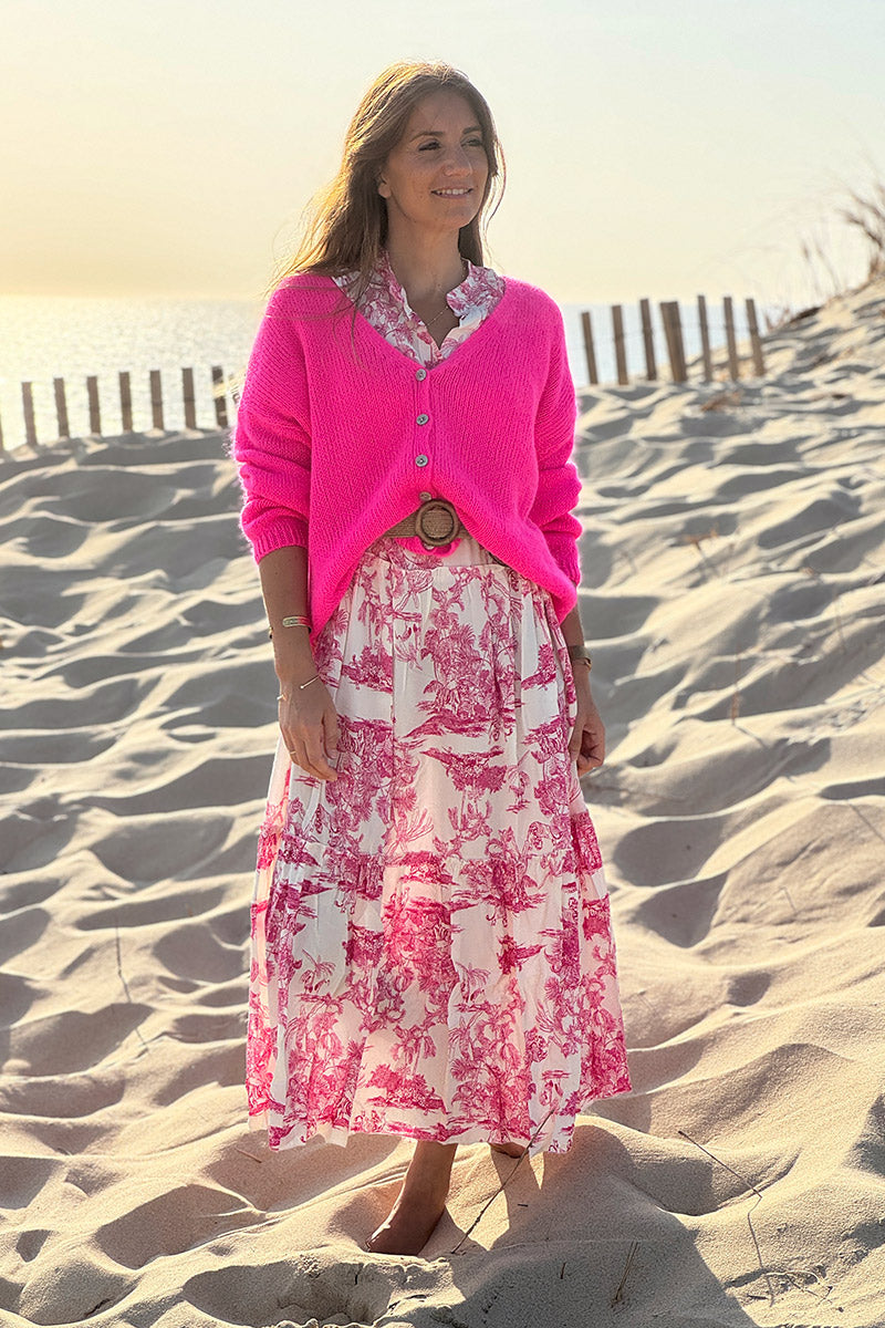 Cárdigan liso fucsia neón de punto fino con pequeños botones perlados