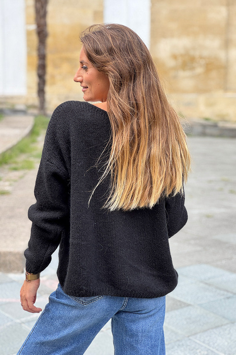 Chaleco negro liso de punto con pequeños botones de nácar