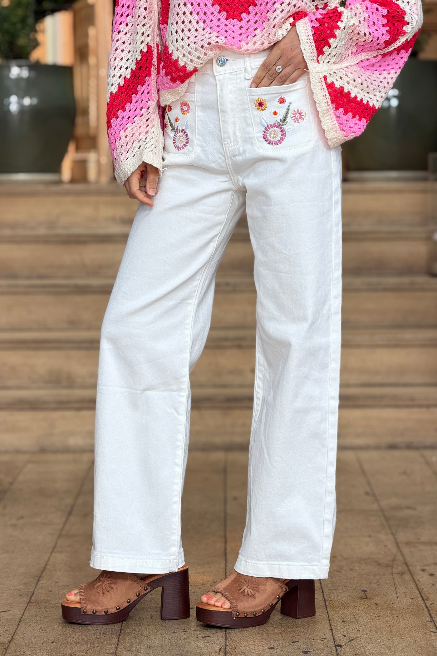 Jean blanc poches plaquées broderie fleurs multicolores