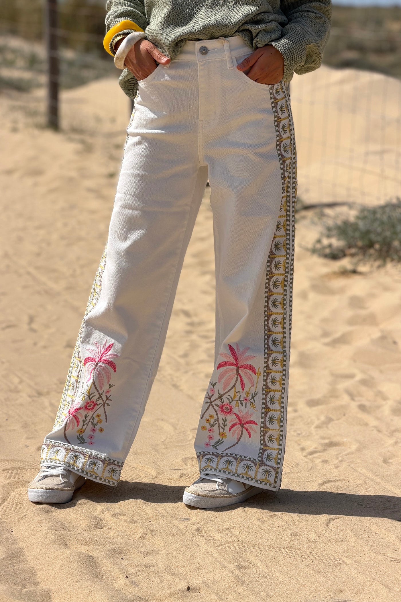 Jean blanc taille haute avec broderie palmiers sur le côté