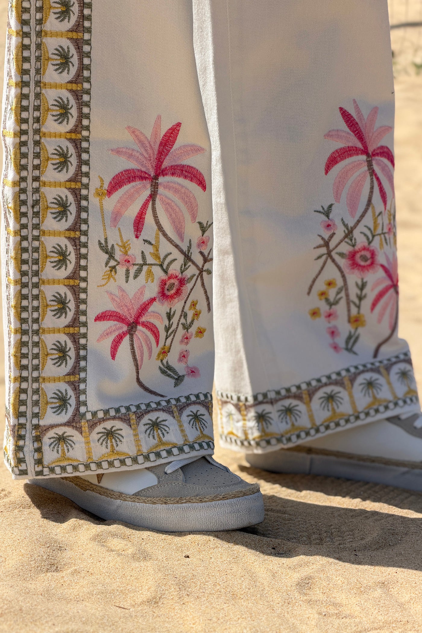Jean blanc taille haute avec broderie palmiers sur le côté