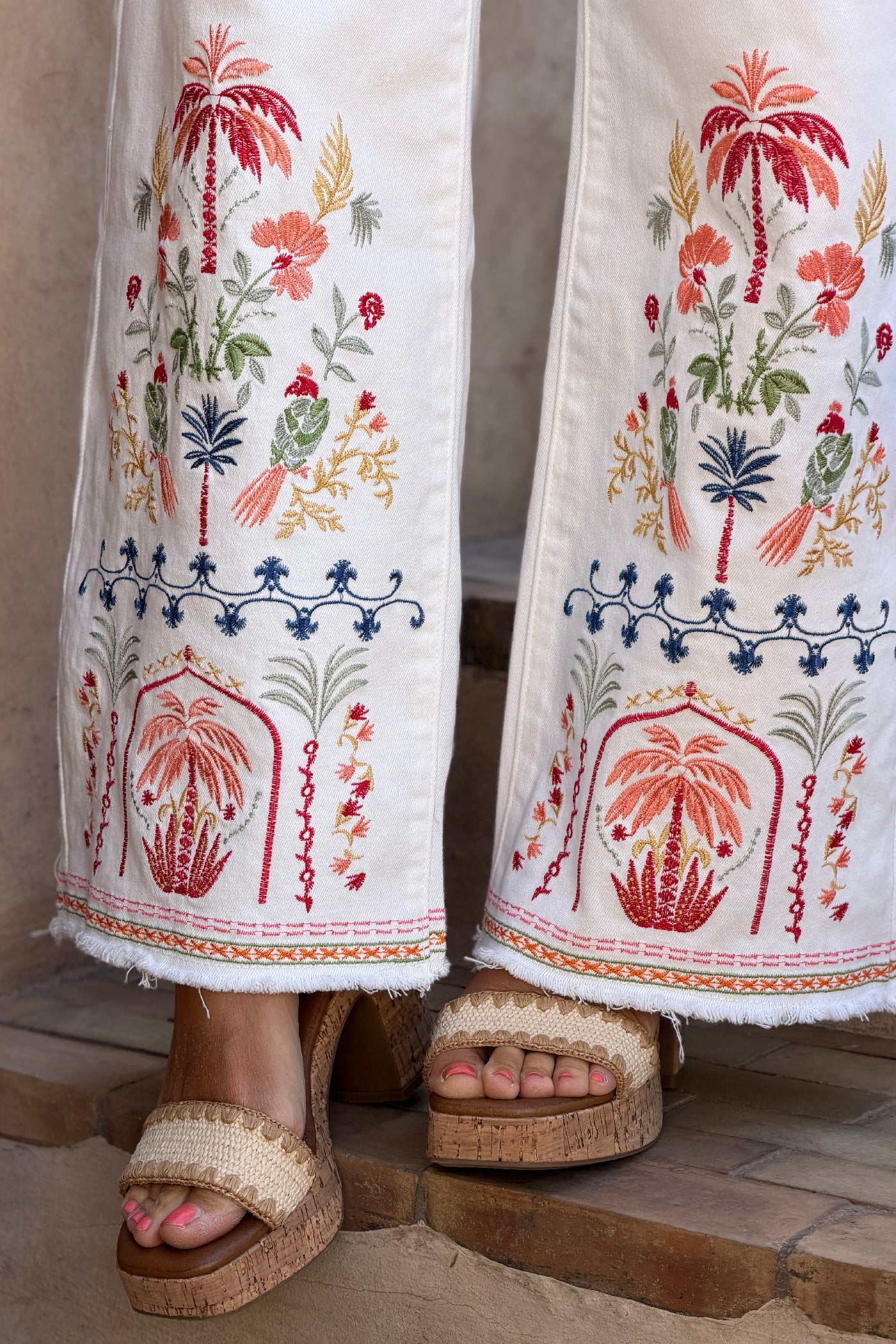 Jean blanc wide leg broderie fleurs et palmiers colorés et ceinture brodée