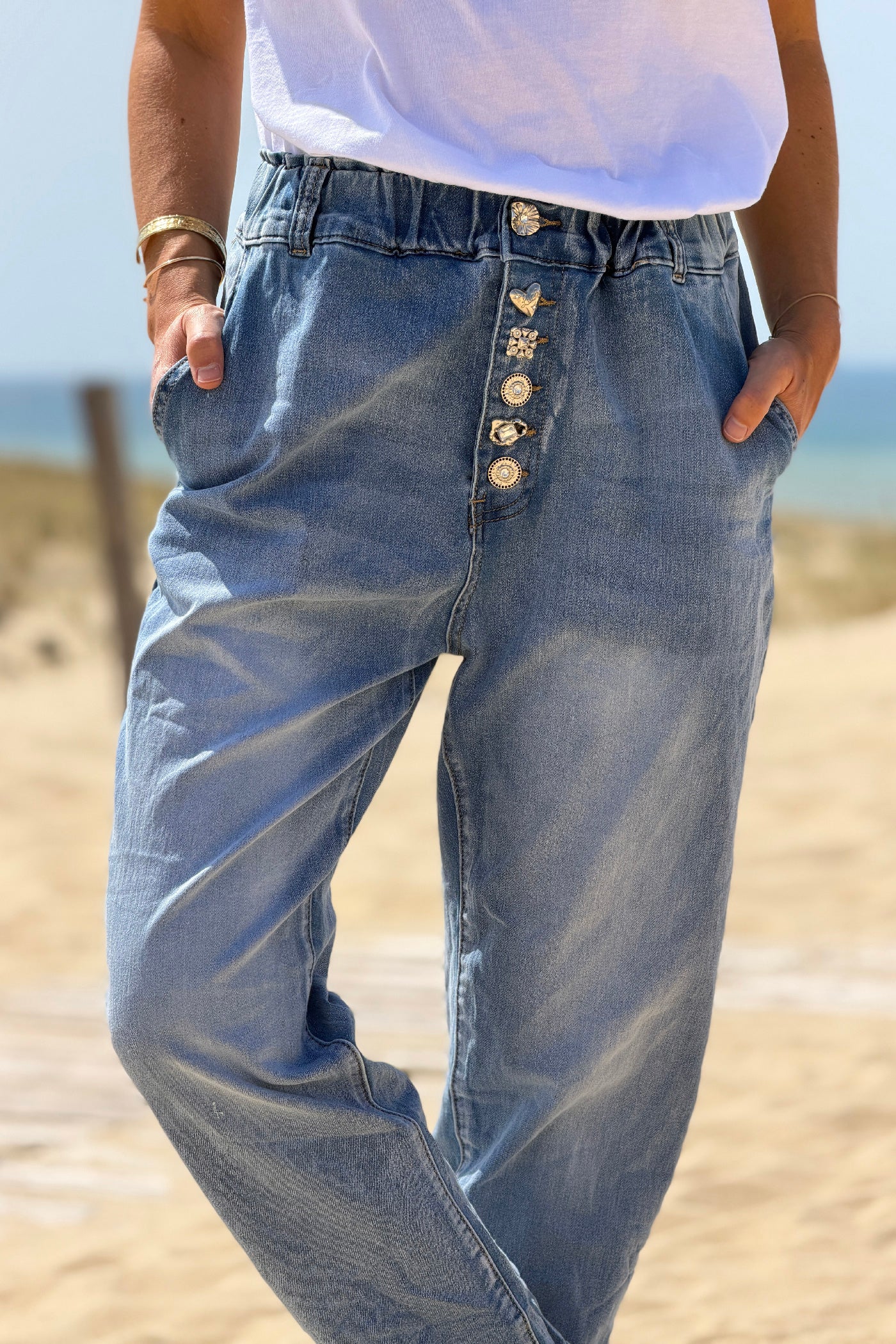 Jean délavé clair confort stretch à ceinture élastique et boutons fantaisie strass