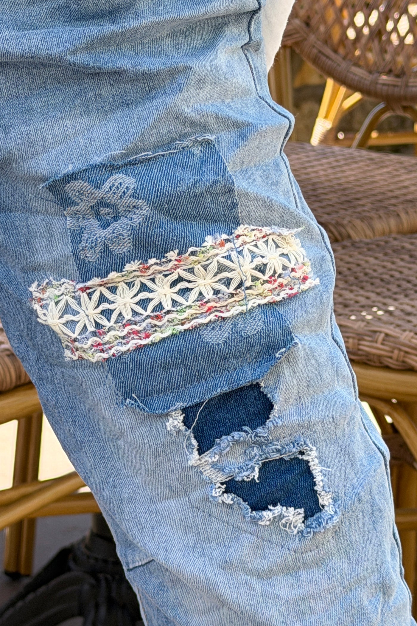 Jean délavé effet usé empiècement broderie et ceinture crochet