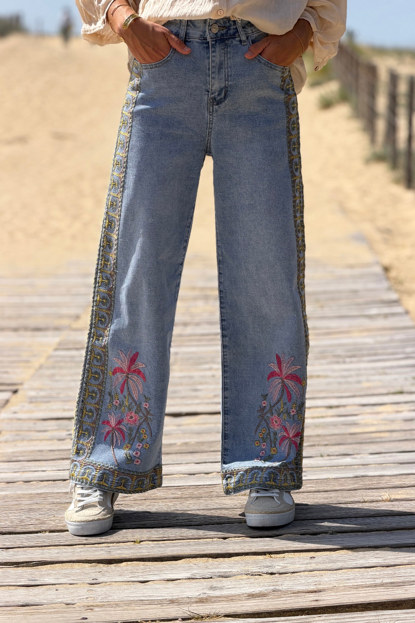Jean délavé taille haute avec broderie palmiers sur le côté