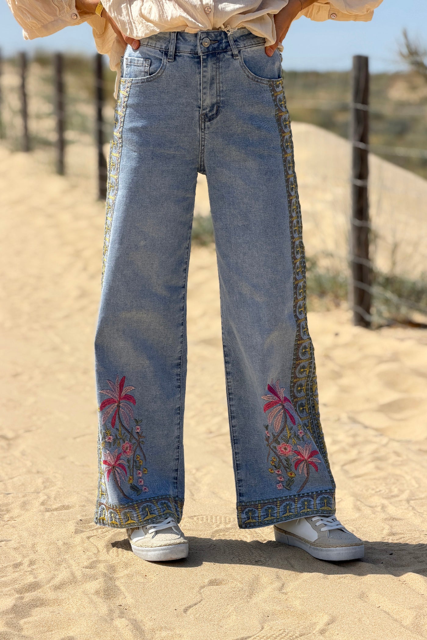 Jean délavé taille haute avec broderie palmiers sur le côté