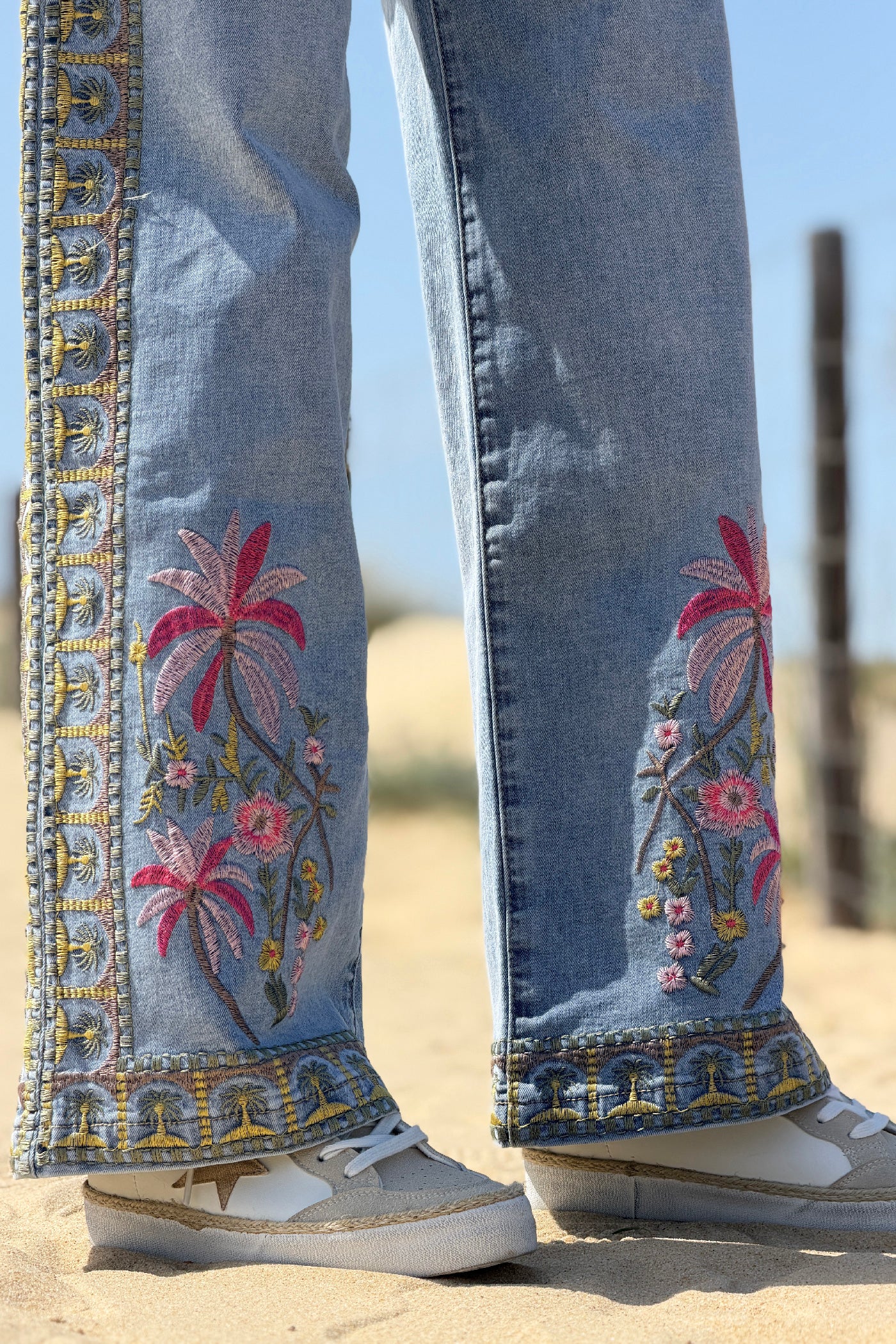Jean délavé taille haute avec broderie palmiers sur le côté