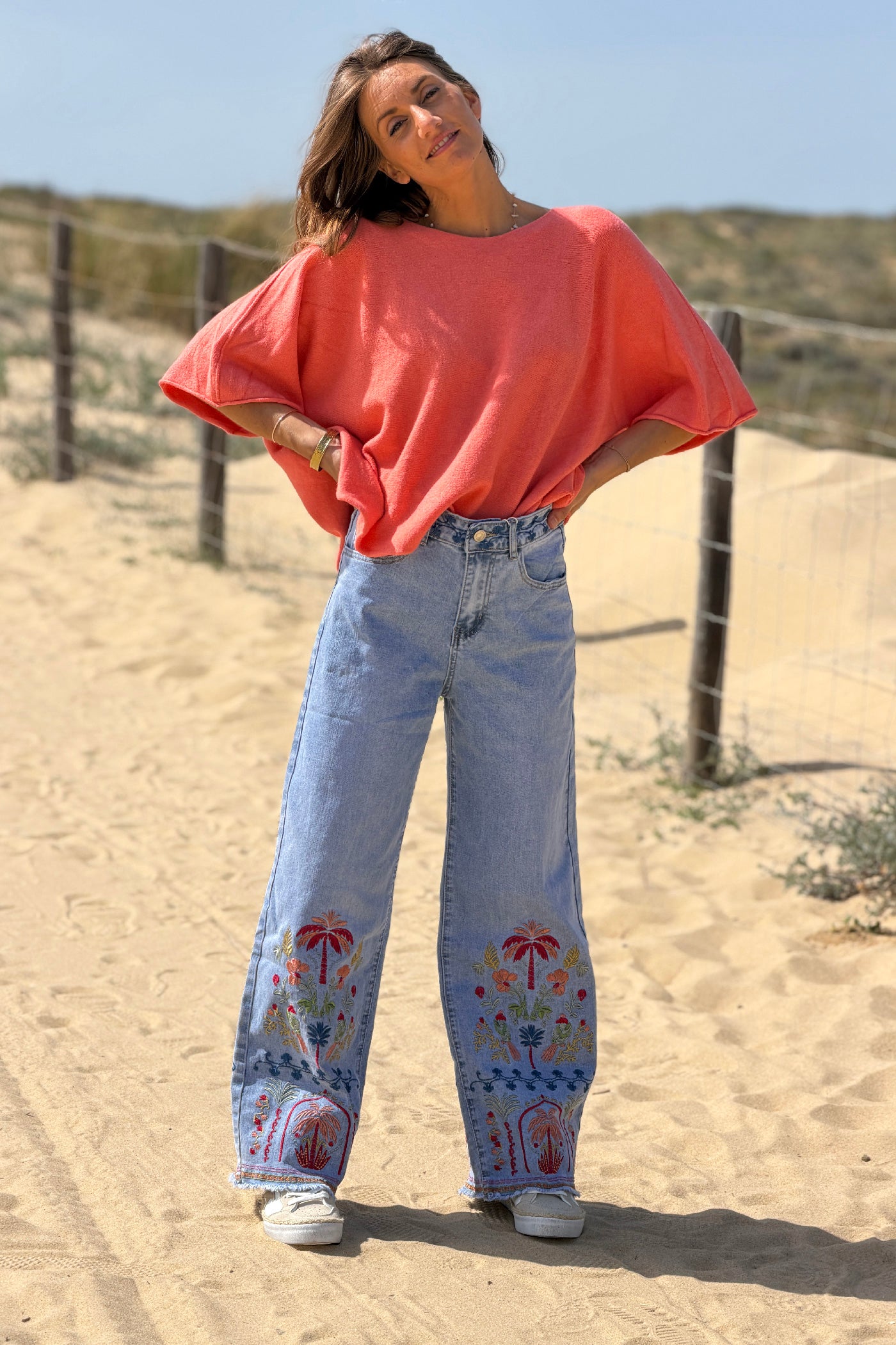 Jean délavé wide leg avec broderie fleurs et palmiers colorés et ceinture brodée