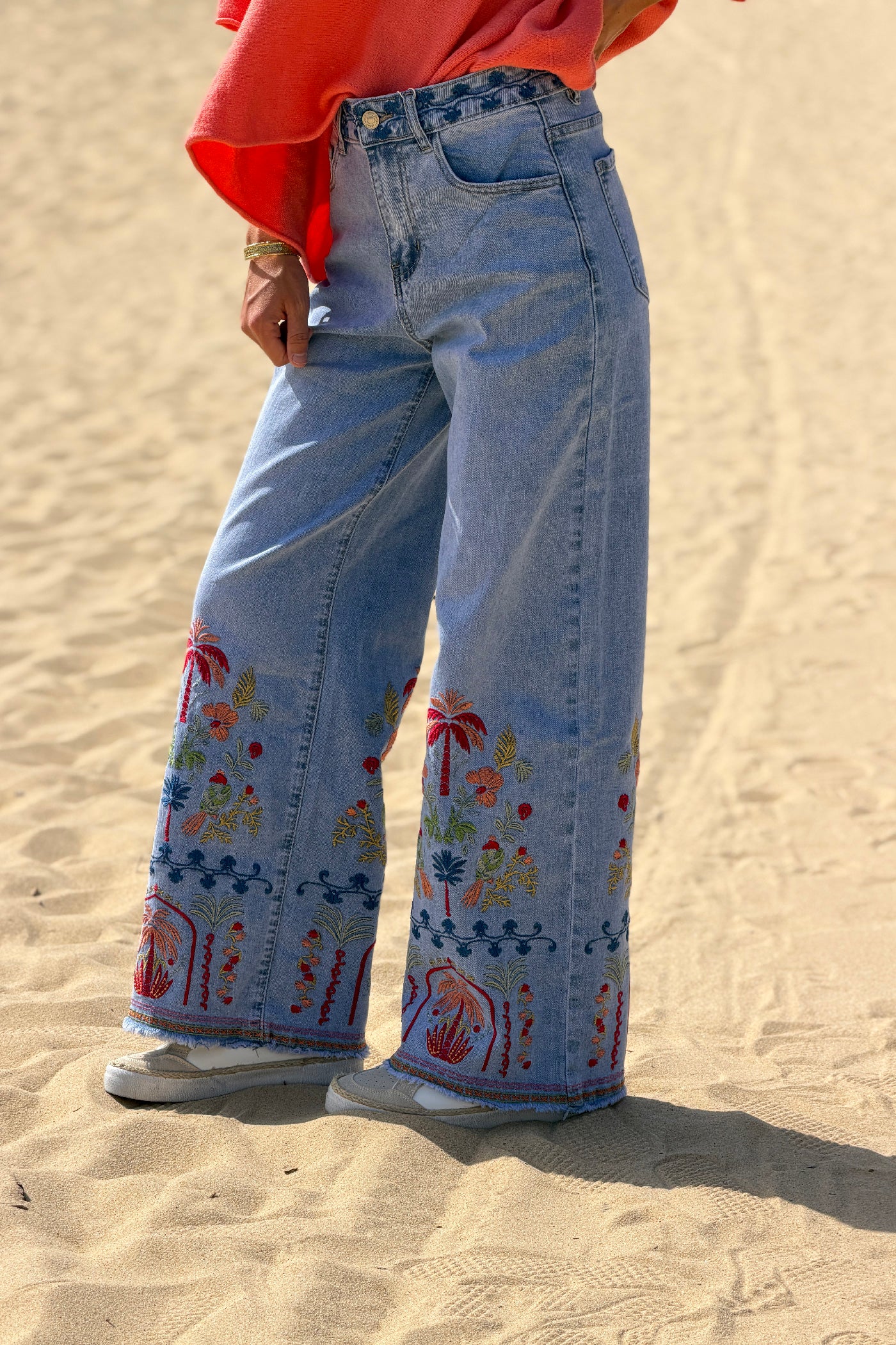 Jean délavé wide leg avec broderie fleurs et palmiers colorés et ceinture brodée