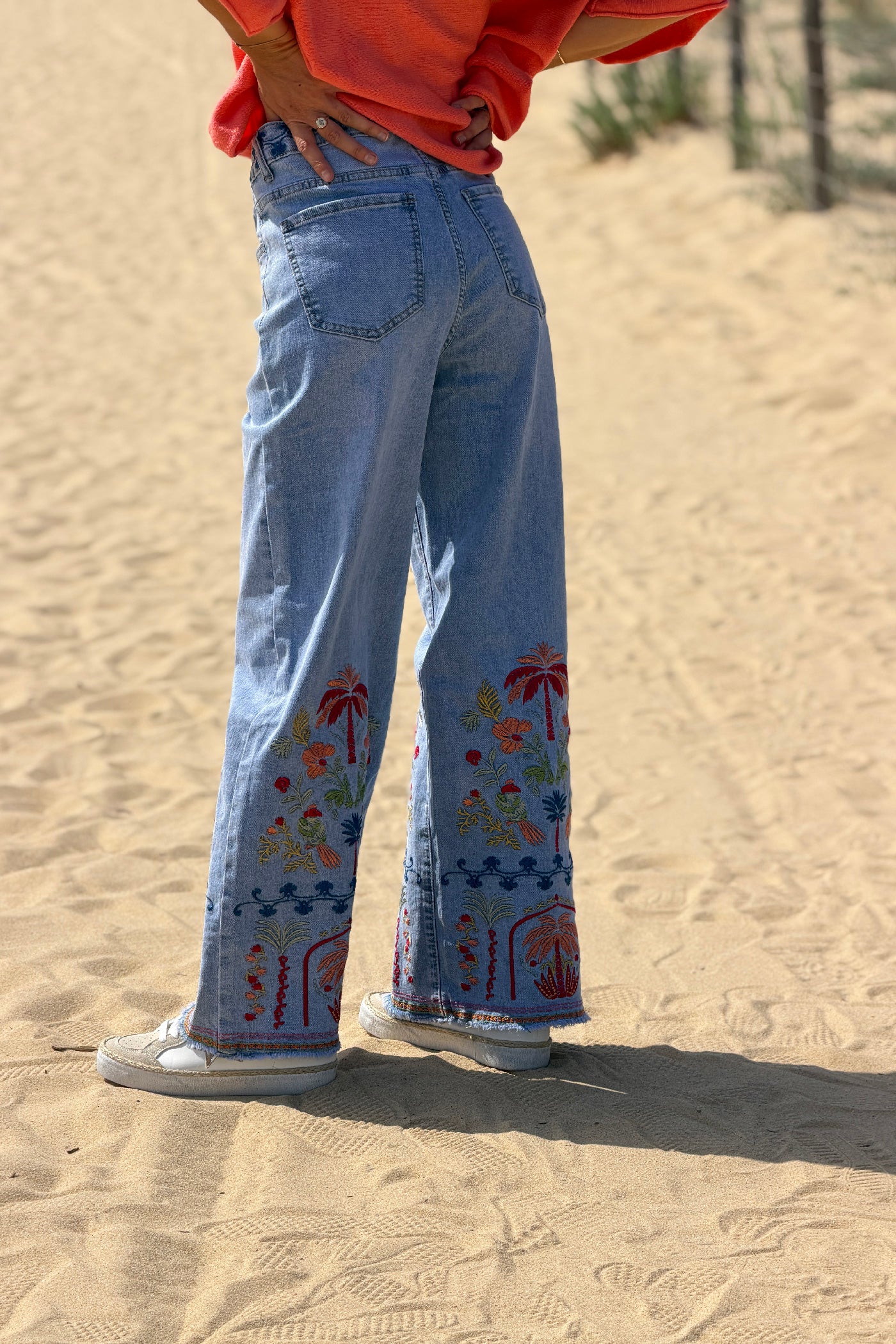 Jean délavé wide leg avec broderie fleurs et palmiers colorés et ceinture brodée