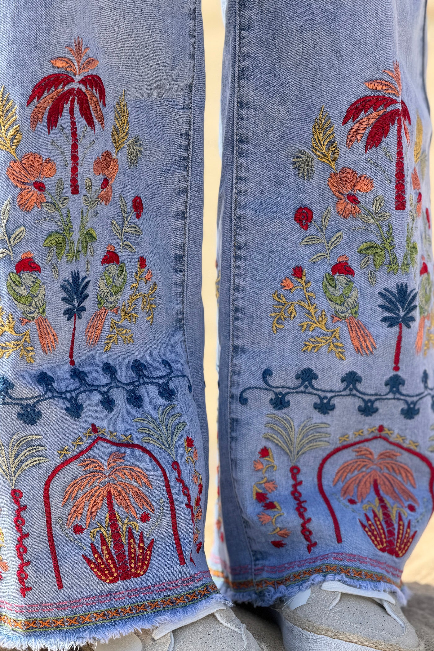 Jean délavé wide leg avec broderie fleurs et palmiers colorés et ceinture brodée