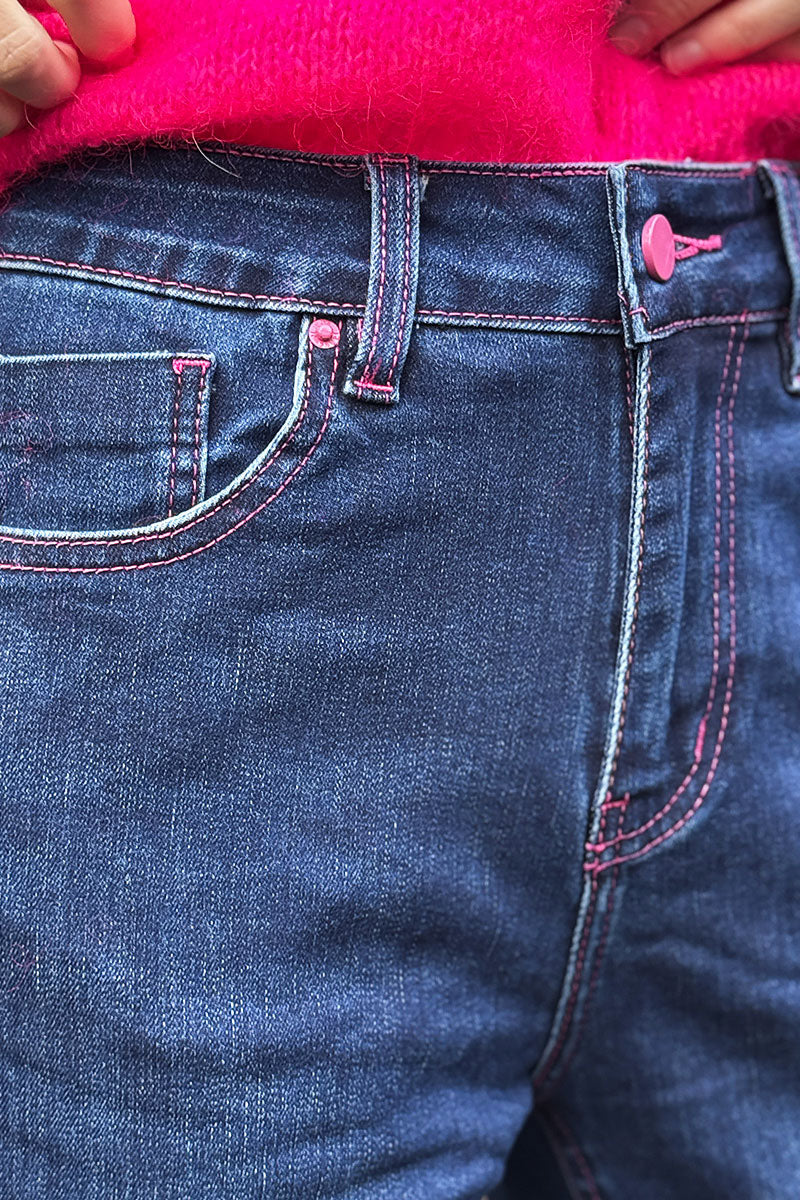 Jean fonce délave détail coutures rose fuchsia coupe slim