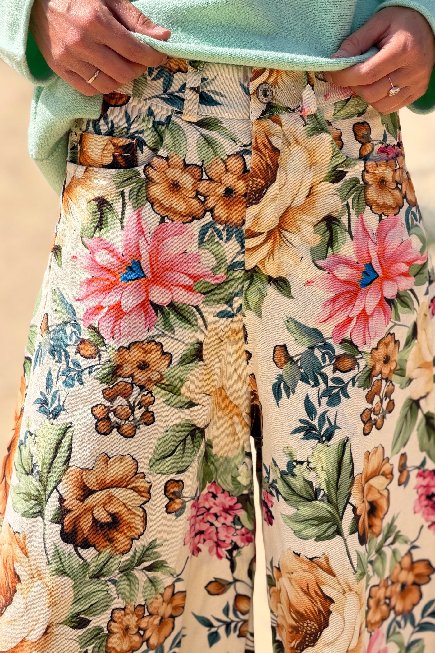 Jean large wide leg beige avec finitions petites franges et motif fleurs colorées
