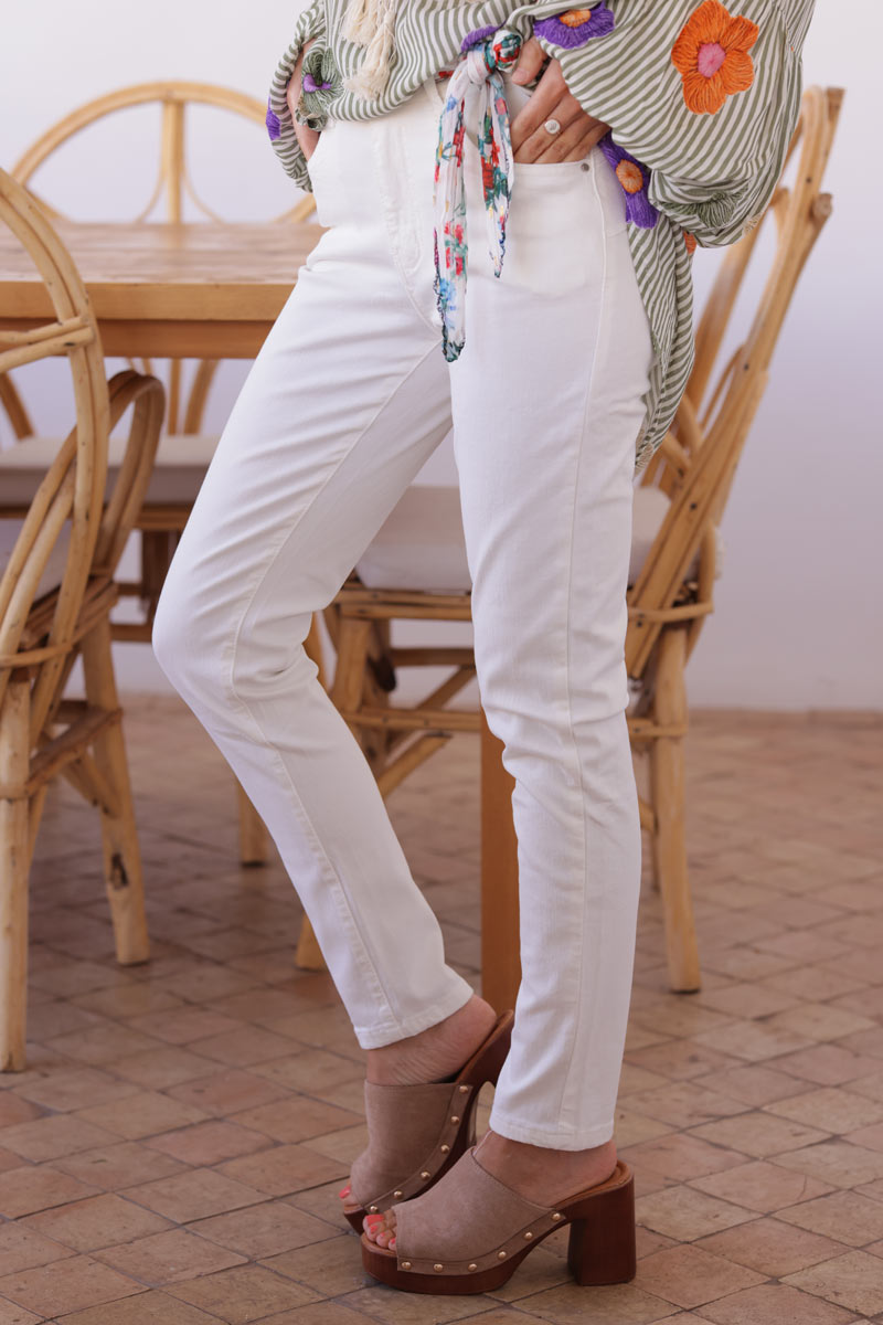 Jean slim stretch basique blanc cassé ceinture foulard