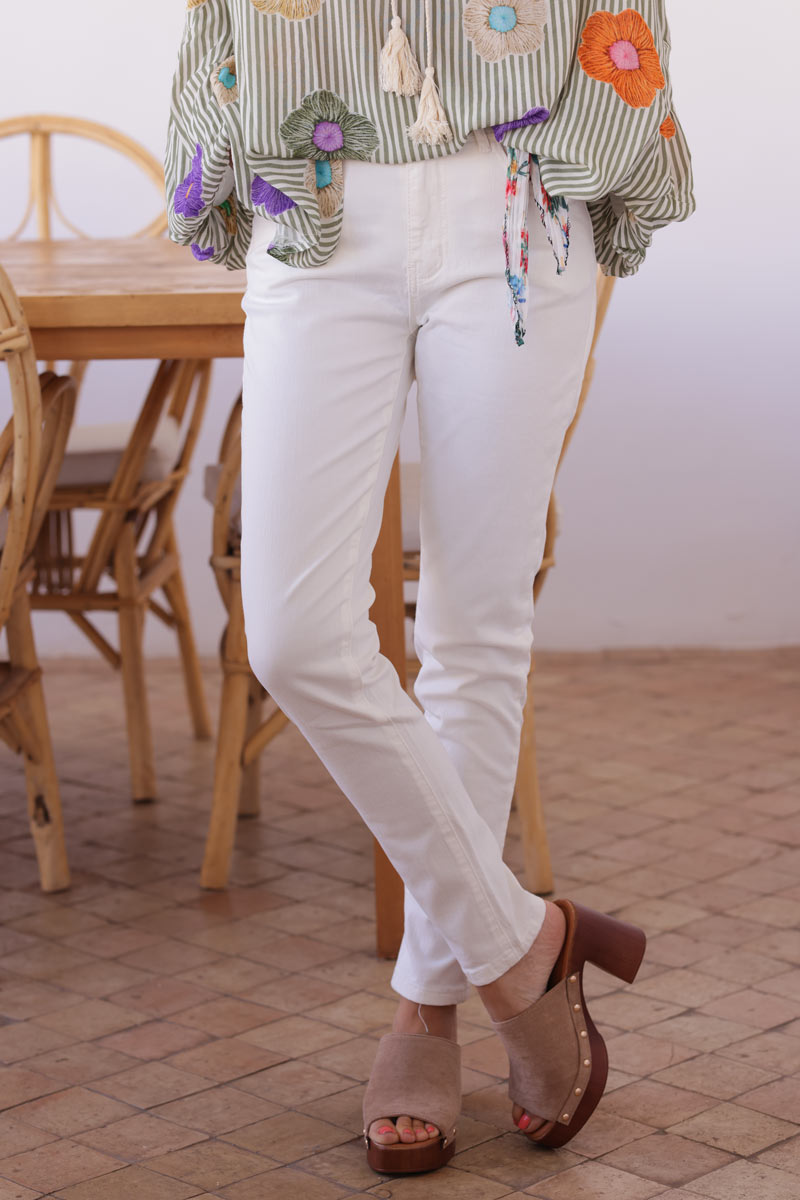 Jean slim stretch basique blanc cassé ceinture foulard