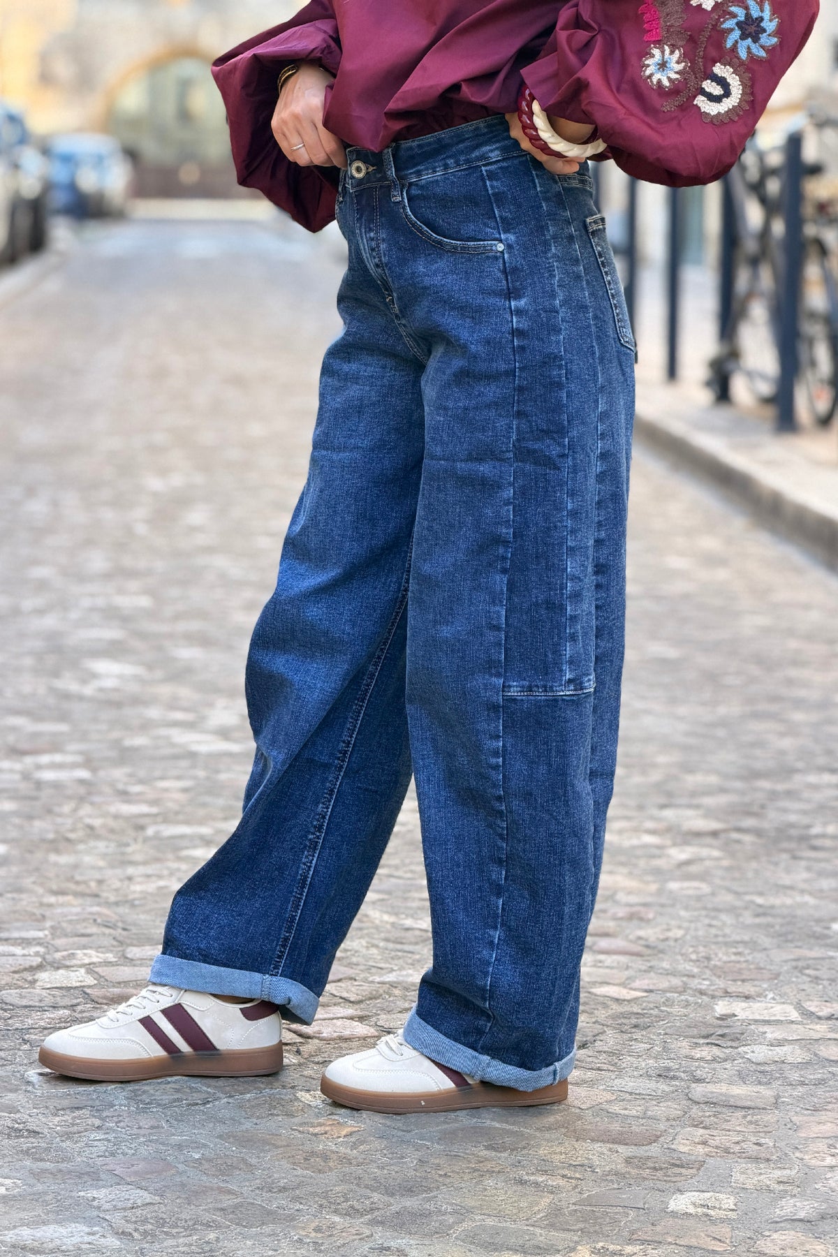 Jean stretch délavé coupe barrel détail coutures