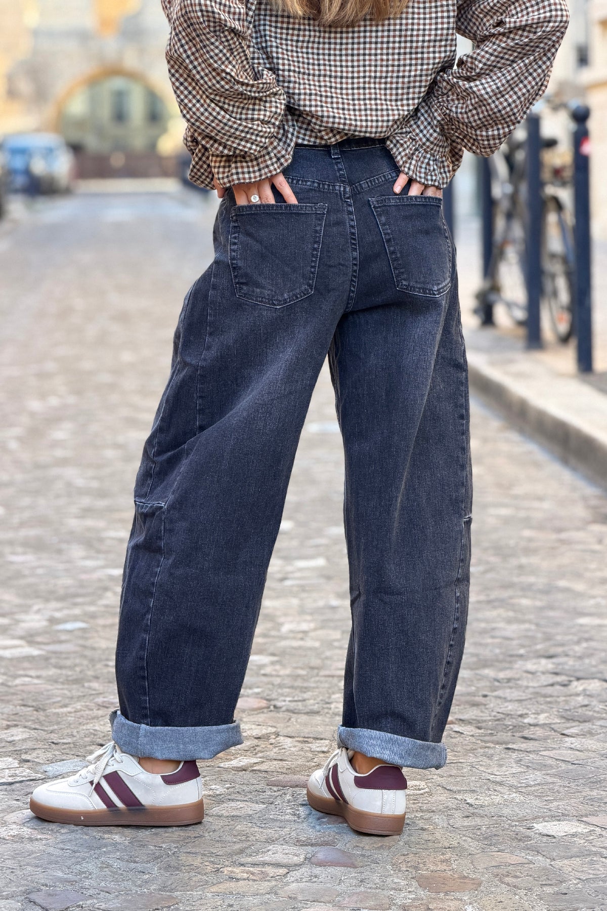 Jean stretch noir délavé coupe barrel détail coutures