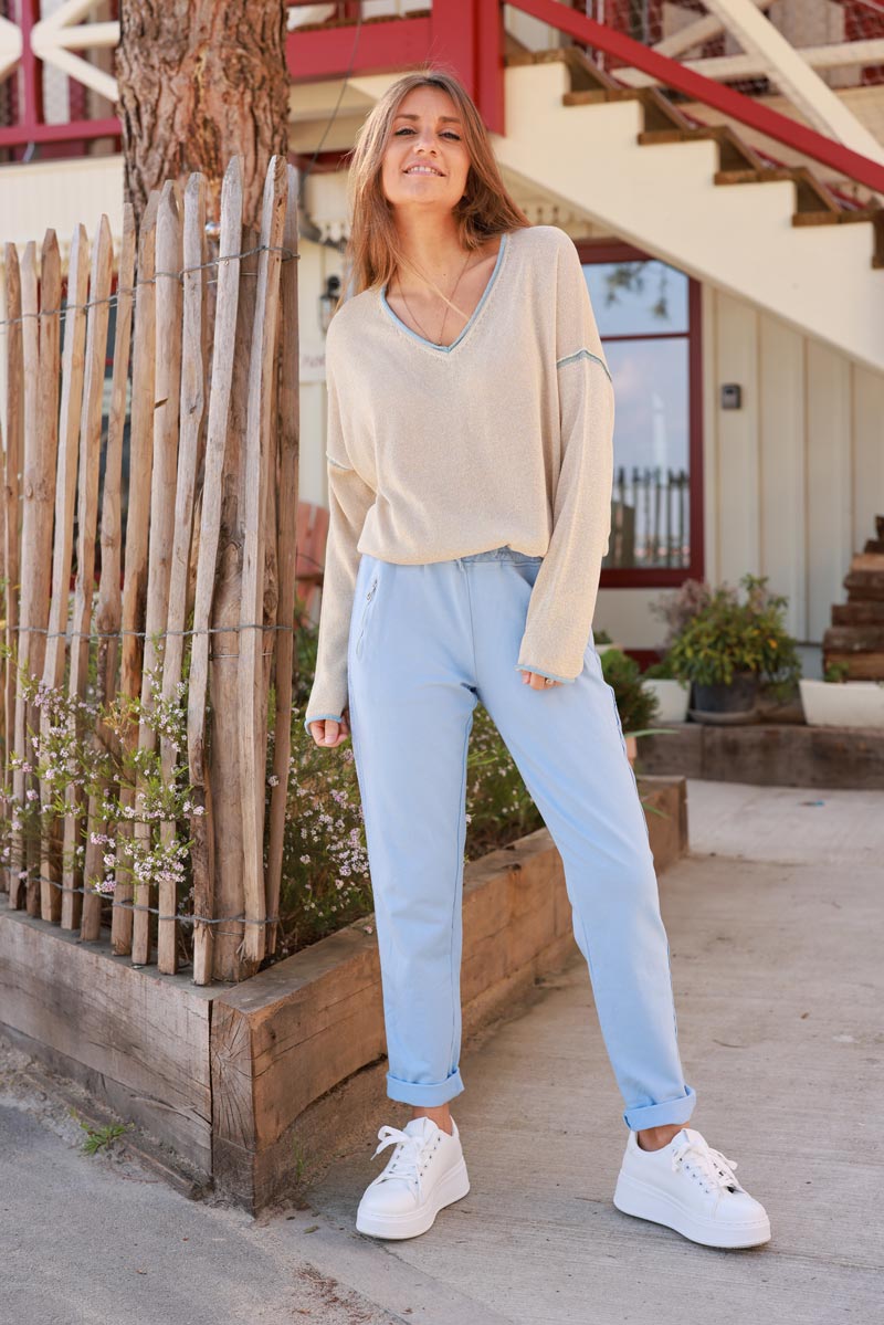 Jogging bleu ciel en coton ceinture élastique et poches zips liseré broderie chevrons