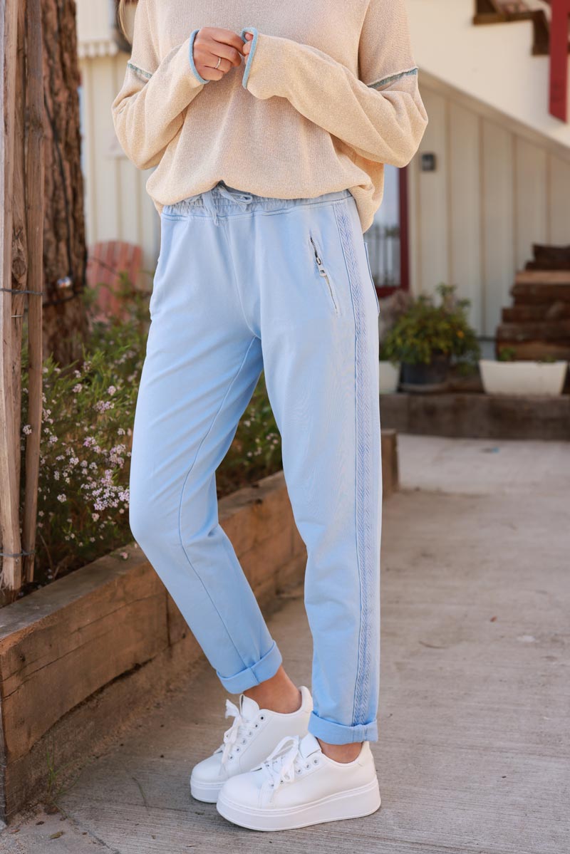 Jogging bleu ciel en coton ceinture élastique et poches zips liseré broderie chevrons