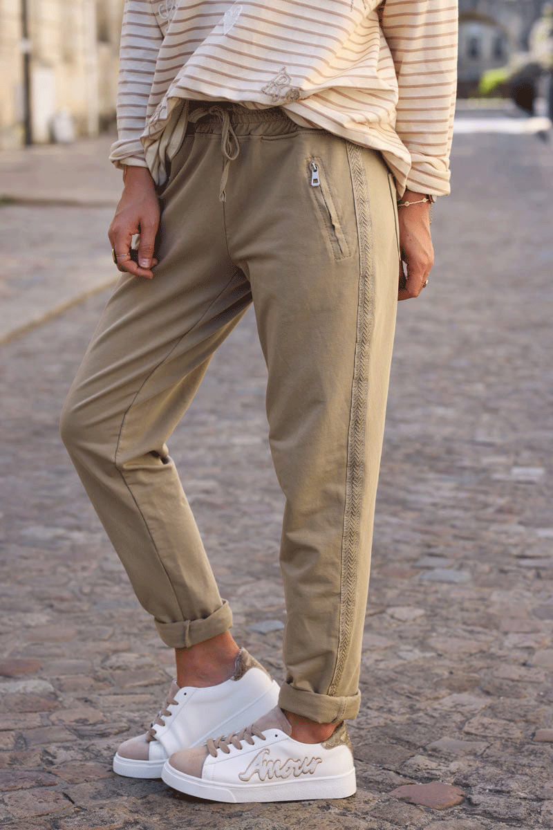 Jogging camel en coton ceinture élastique et poches zips liseré broderie chevrons