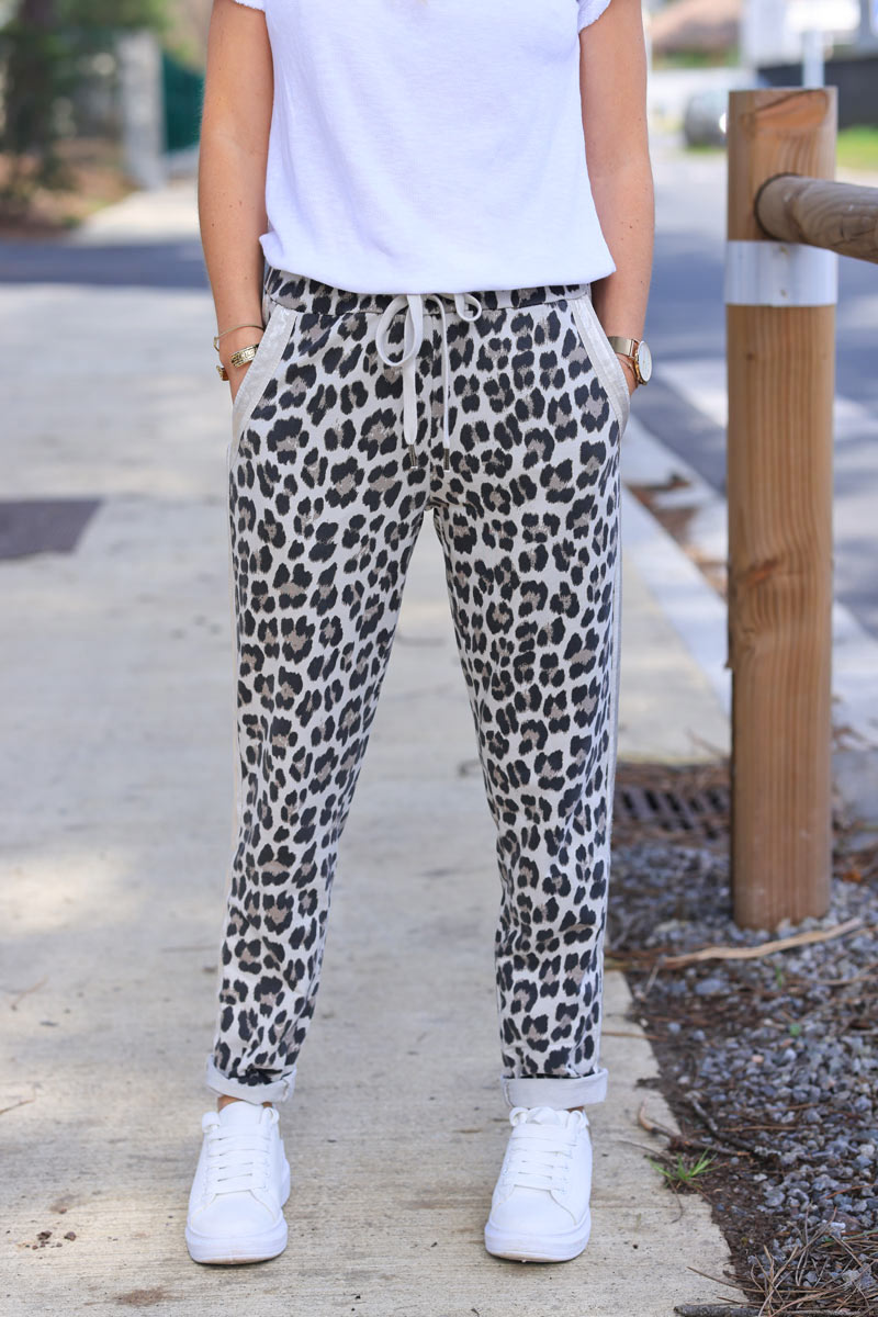 Cómodos joggers beige con estampado de leopardo y ribetes de raso.