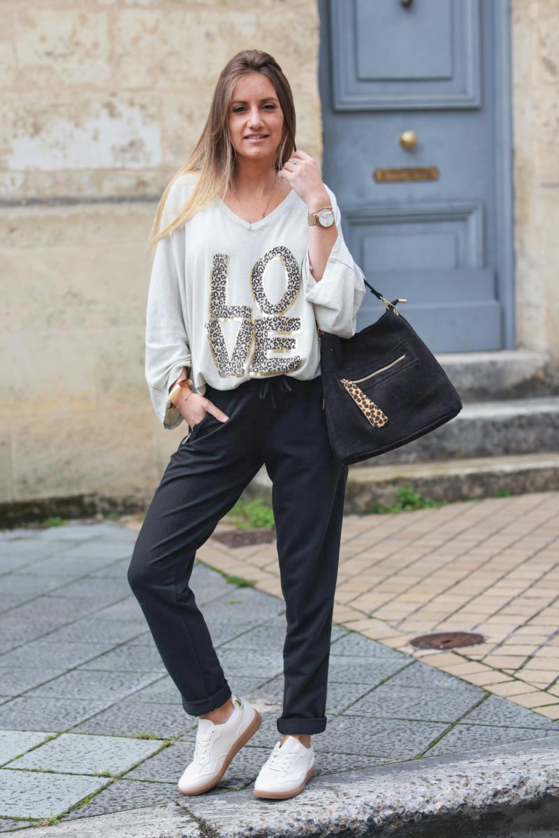 Pantalón jogging negro con ribete de cinta en los bolsillos laterales con cremallera cinturilla elástica
