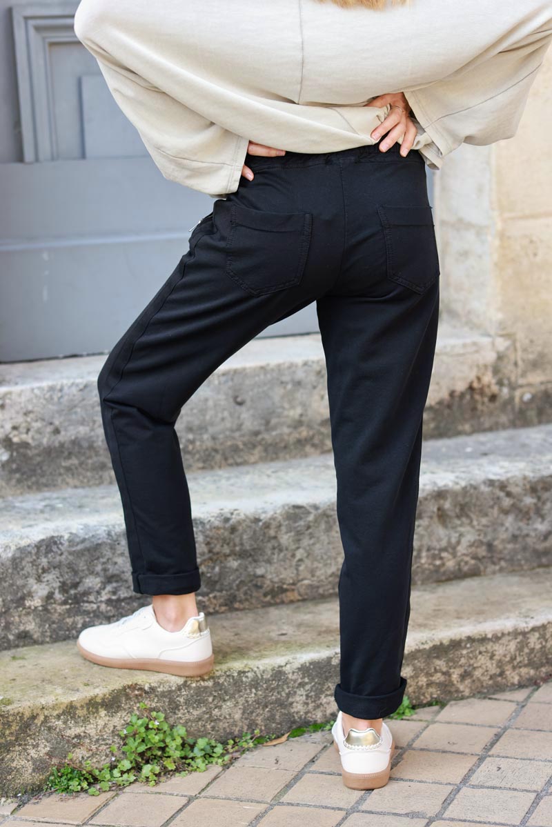 Pantalón jogging negro con ribete de cinta en los bolsillos laterales con cremallera cinturilla elástica