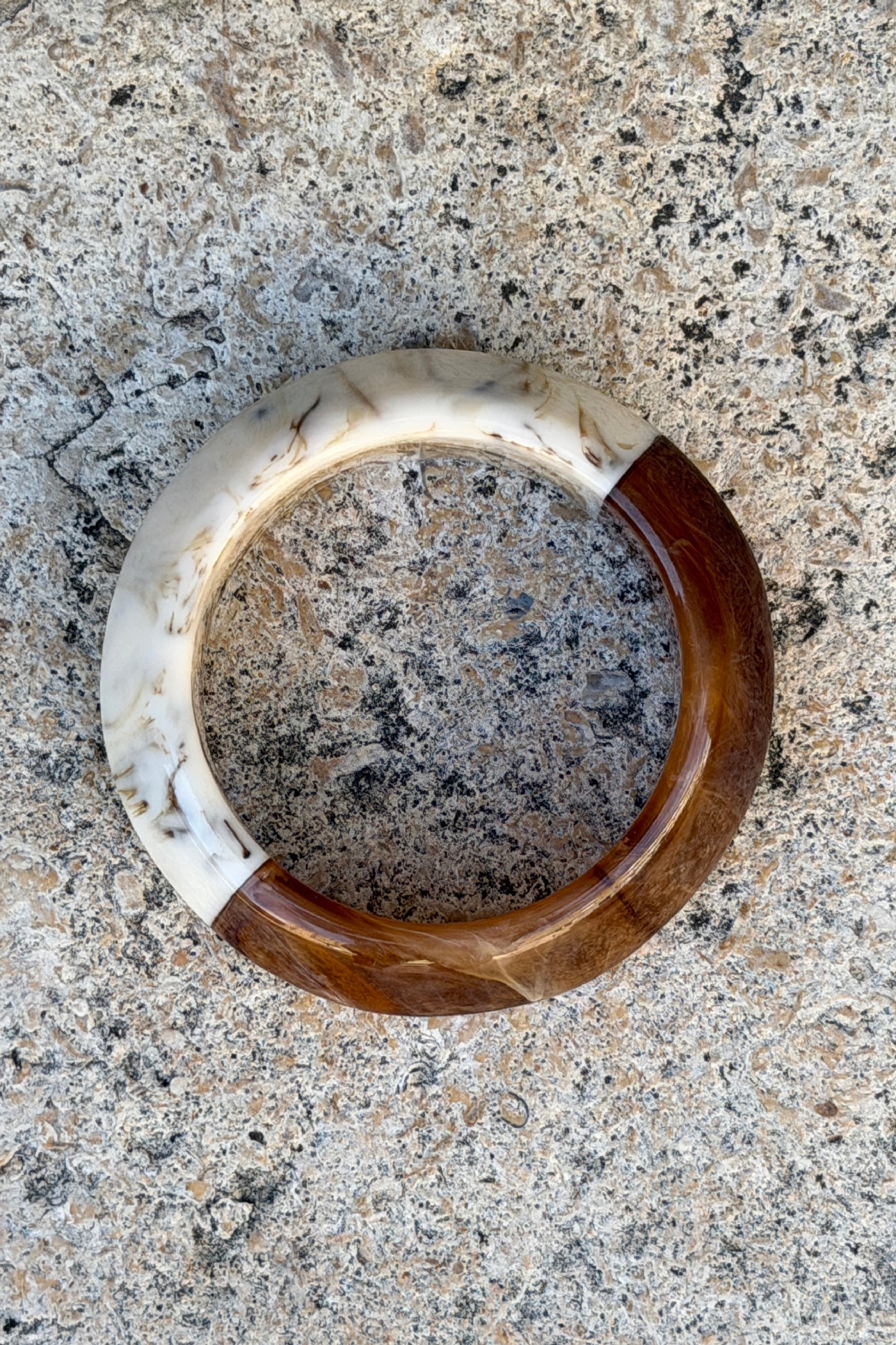 Jonc large bicolore écru et marron marbré en résine