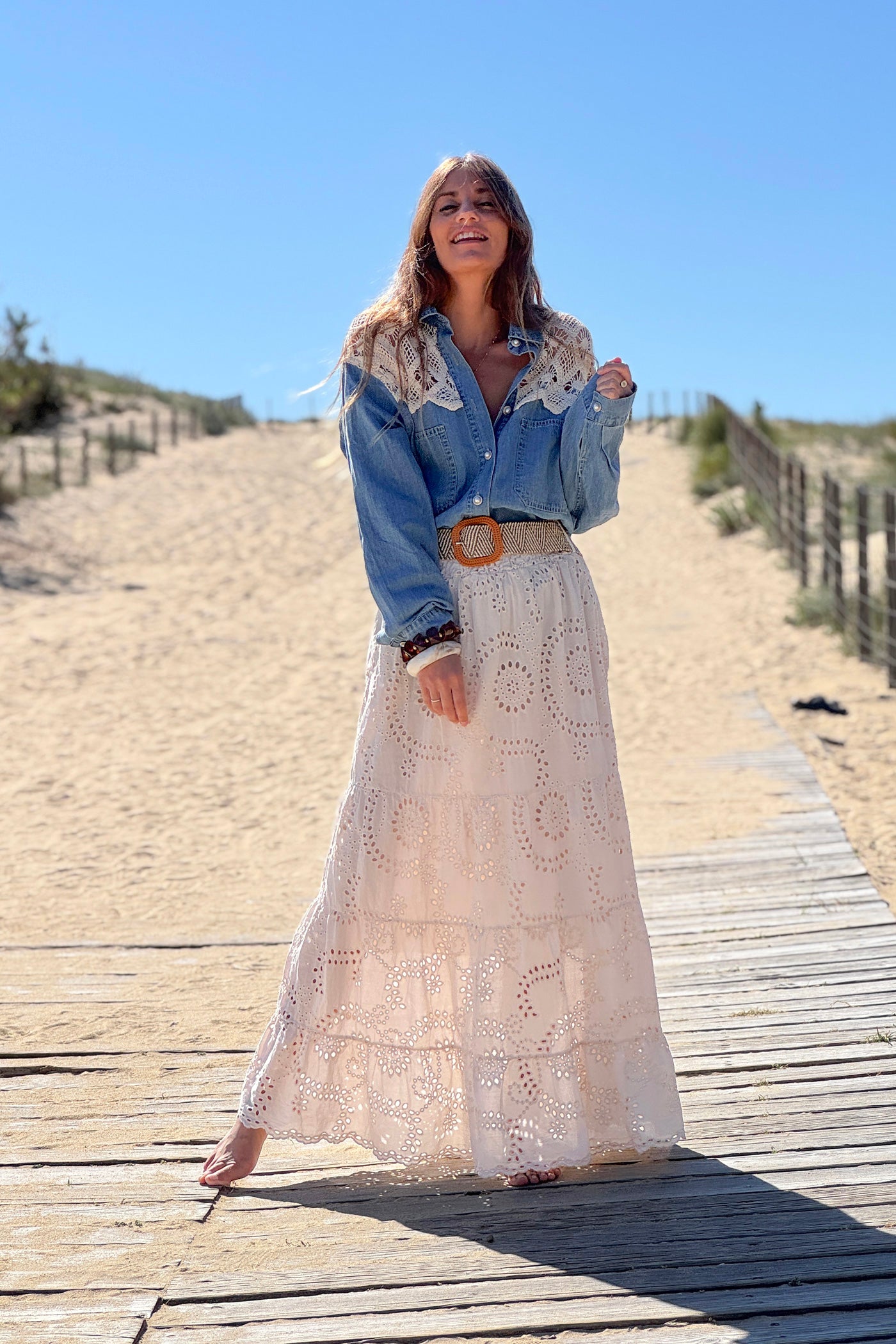 Jupe beige longue en broderie anglaise doublée ceinture élastique style raphia