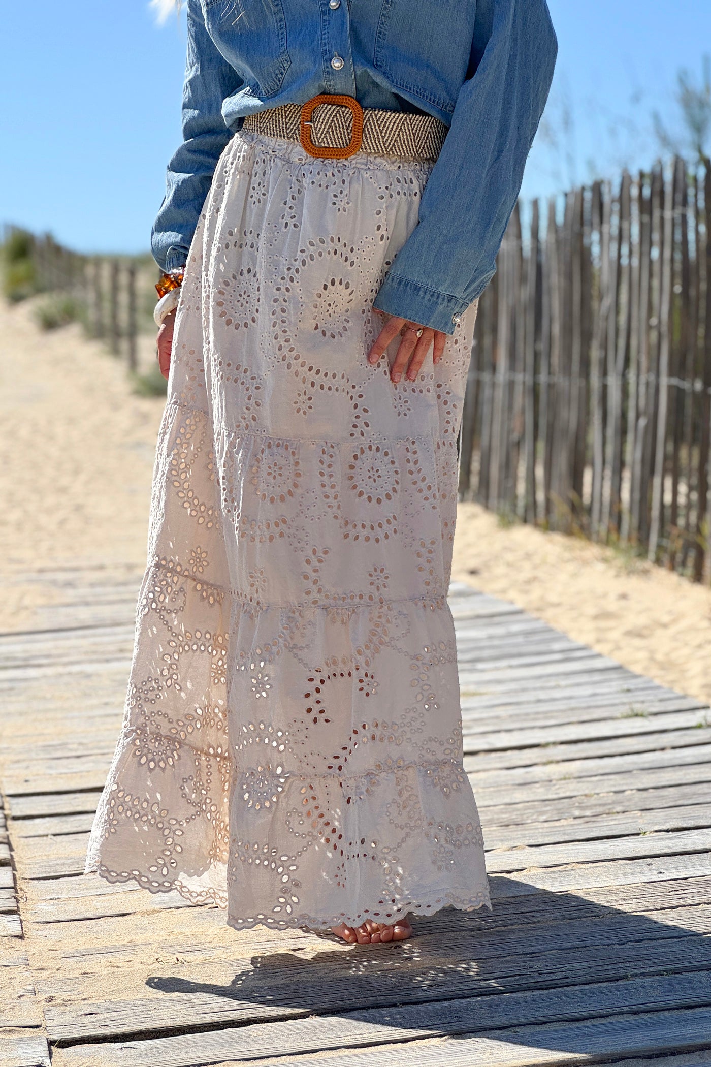 Jupe beige longue en broderie anglaise doublée ceinture élastique style raphia