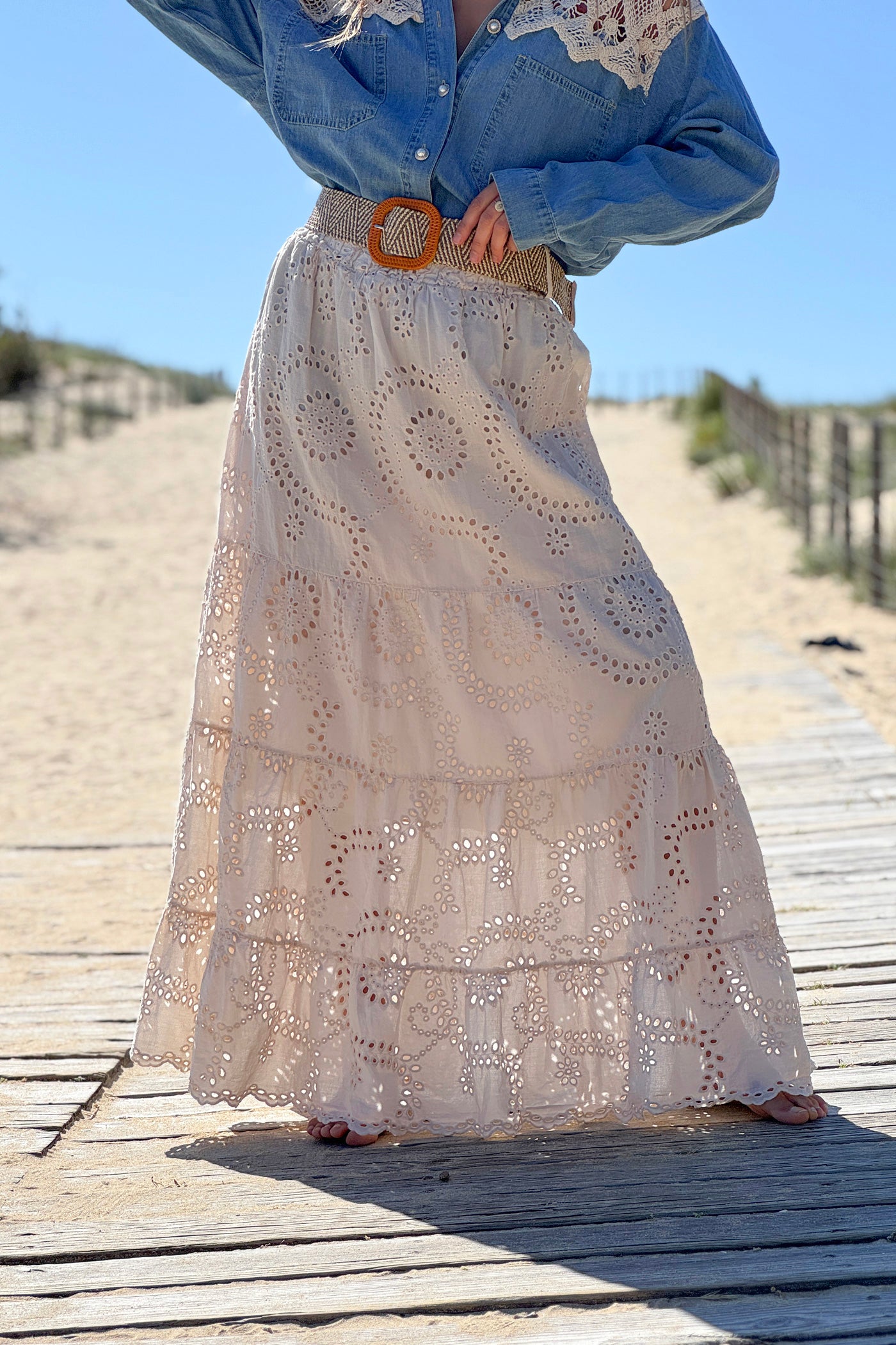 Jupe beige longue en broderie anglaise doublée ceinture élastique style raphia