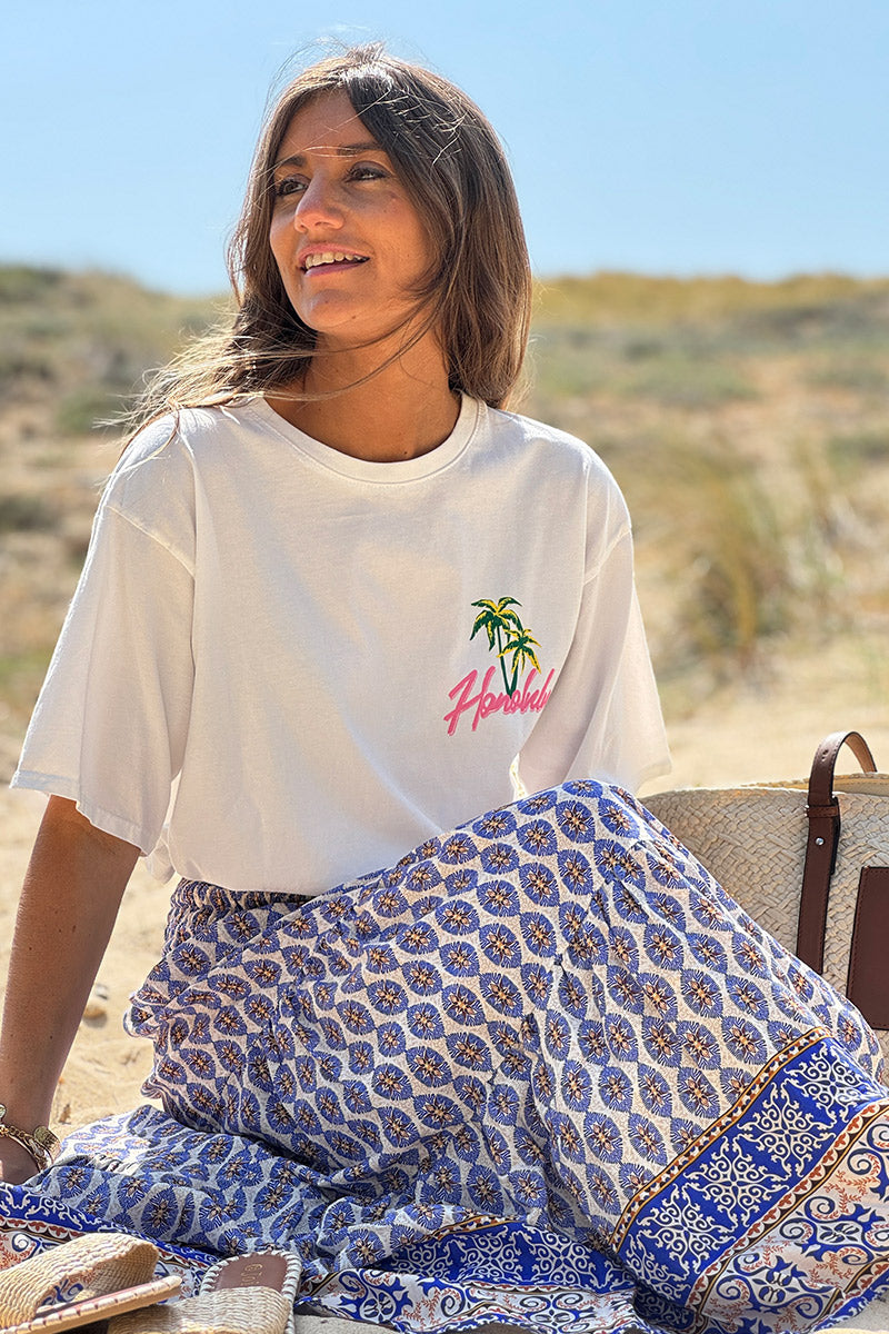 Falda larga y fluida de estilo bohemio con estampado de medallón étnico azul real y cinturilla fruncida.