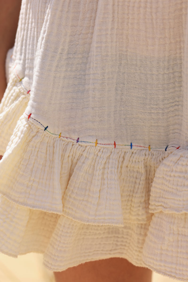 Jupe short écru en gaze de coton à volants fils multicolores