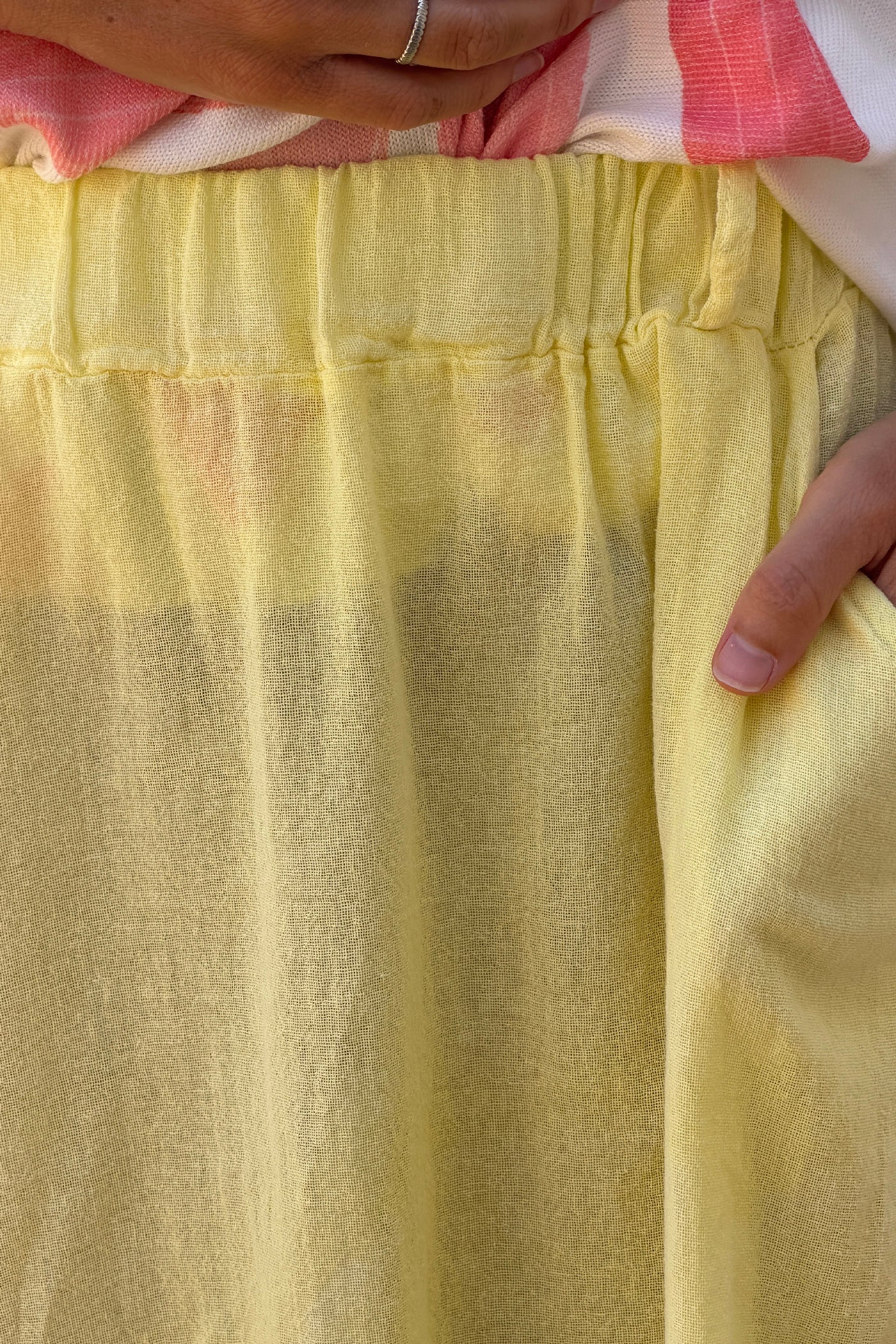 Jupe unie jaune pâle en coton avec poche et taille élastique