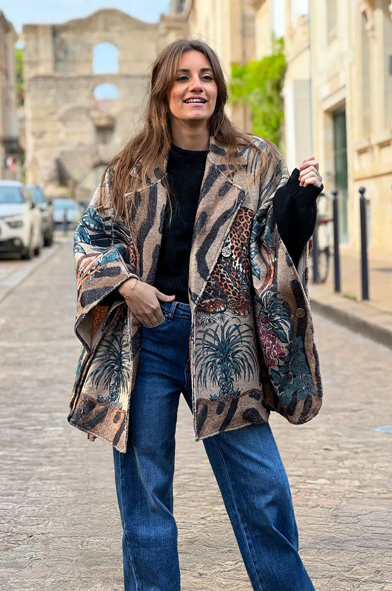 Manteau cape beige en bouclettes imprime jungle tigre et fleurs