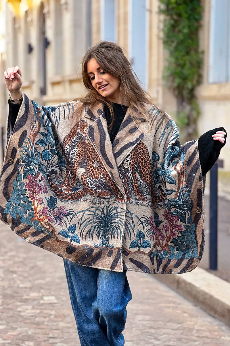 Manteau cape beige en bouclettes imprime jungle tigre et fleurs