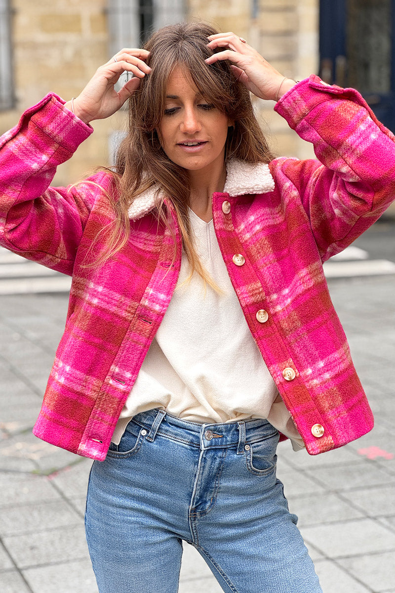 Manteau court à carreaux fuchsia en feutrine col moumoute