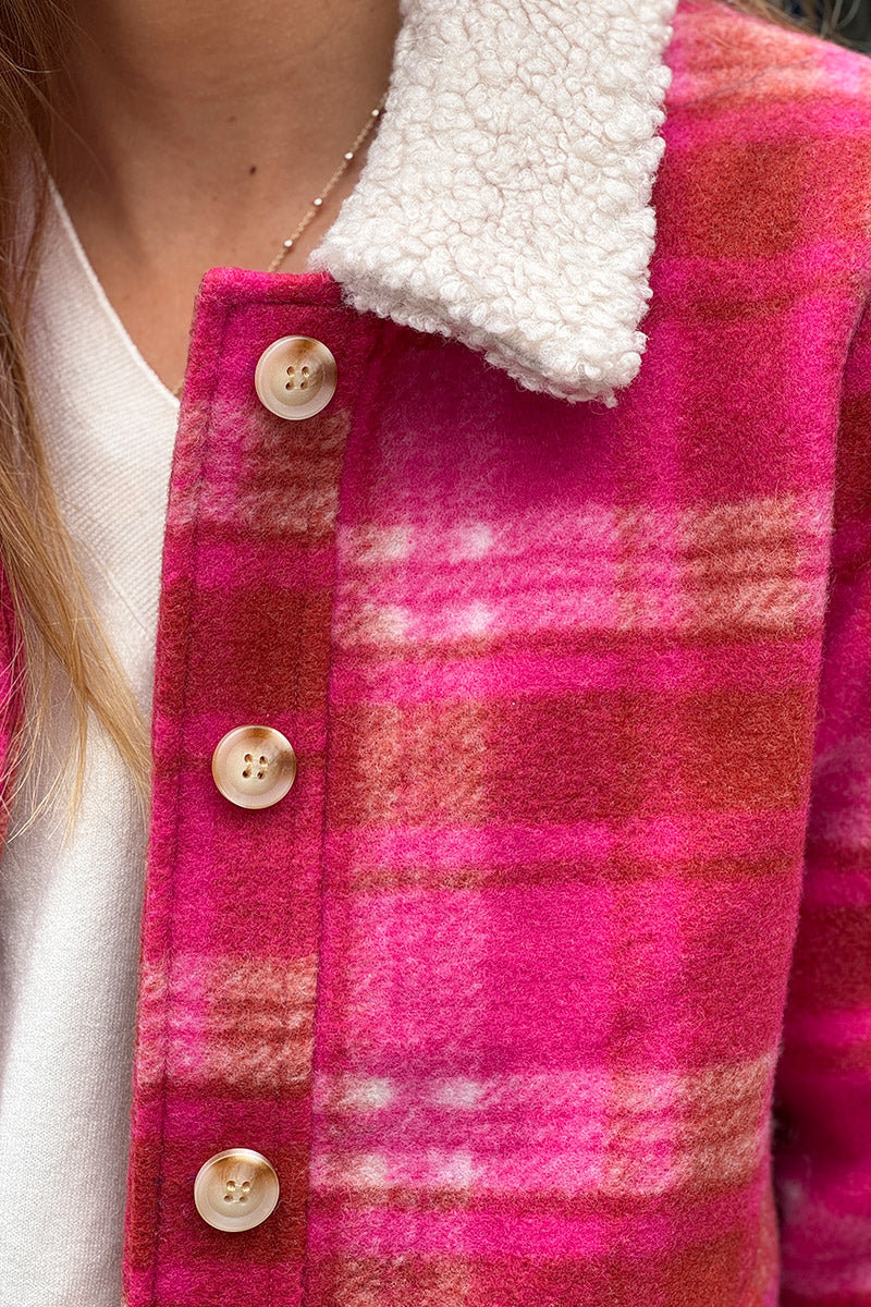 Manteau court à carreaux fuchsia en feutrine col moumoute
