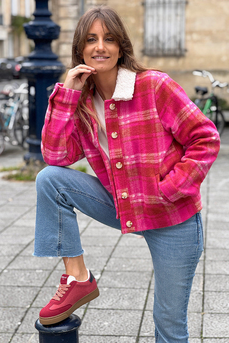 Manteau court à carreaux fuchsia en feutrine col moumoute