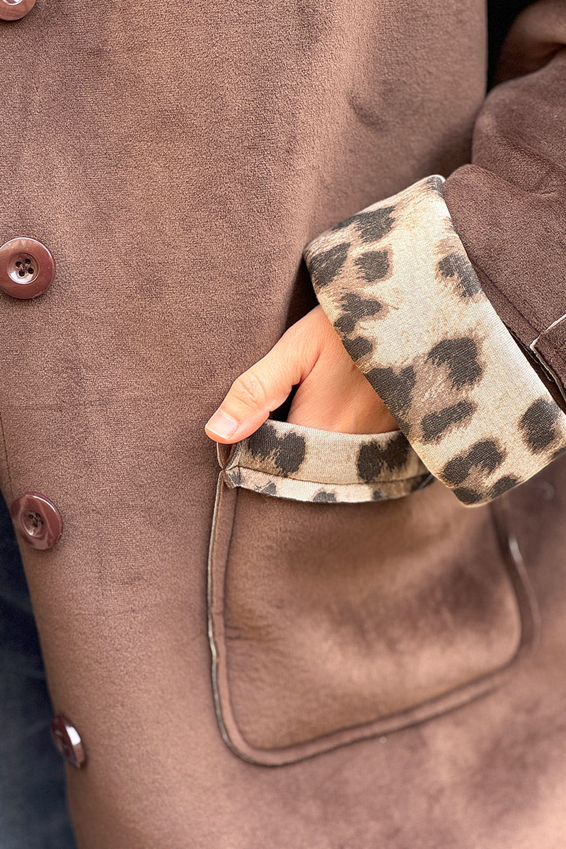 Manteau marron en velours ras à capuche avec poches détails léopard