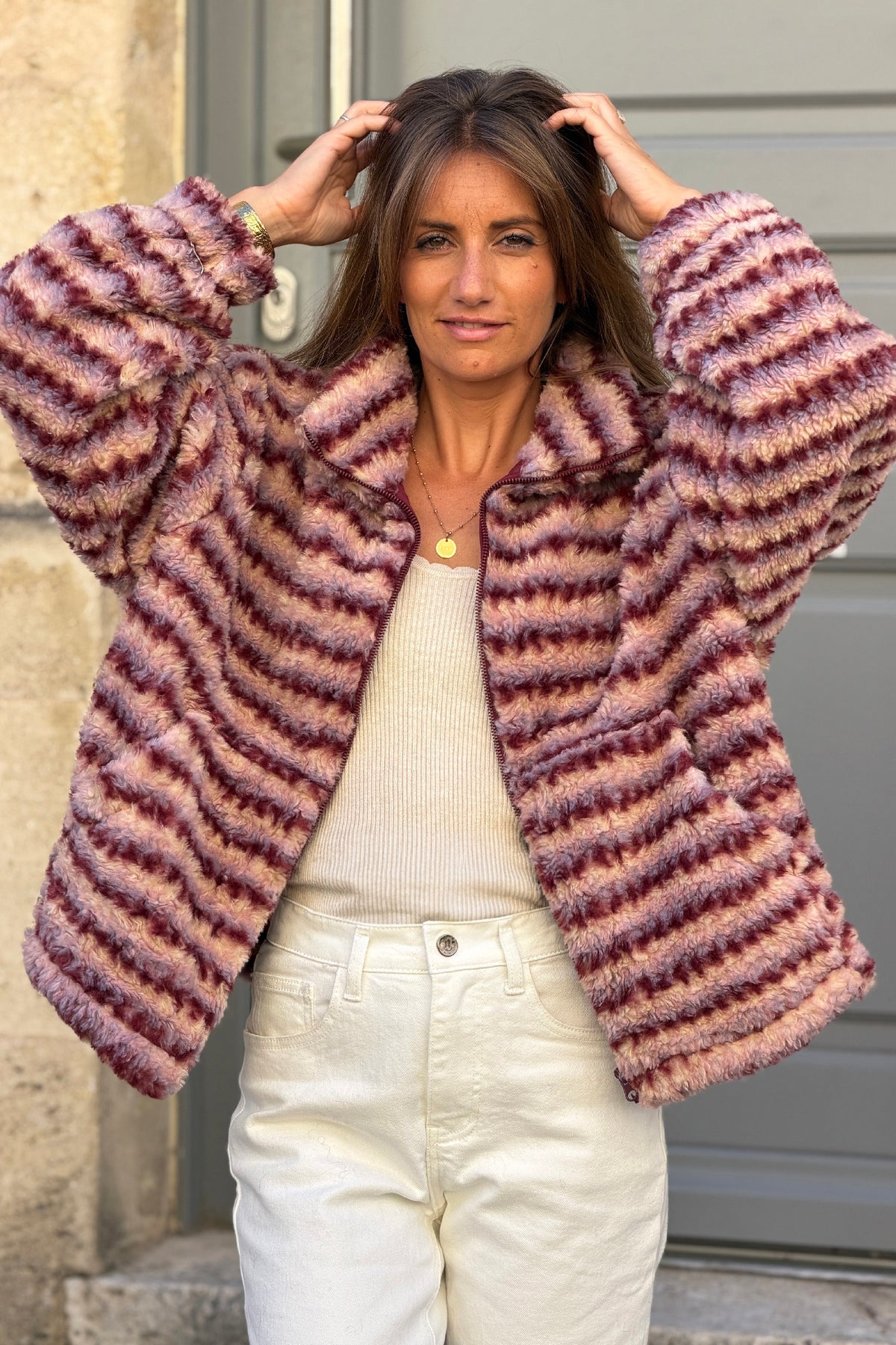 Manteau tout doux effet poils motifs rayures rose et aubergine avec zip et col montant