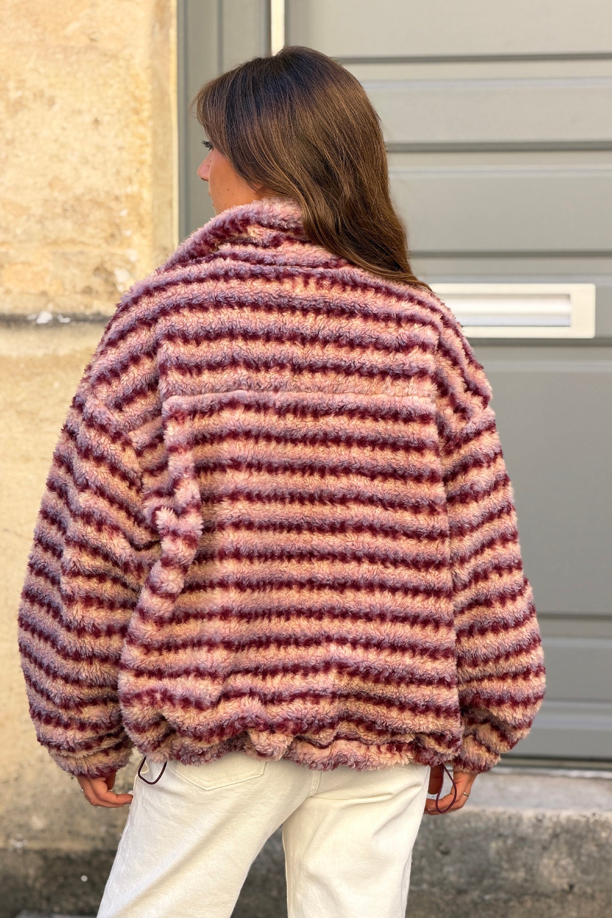 Manteau tout doux effet poils motifs rayures rose et aubergine avec zip et col montant