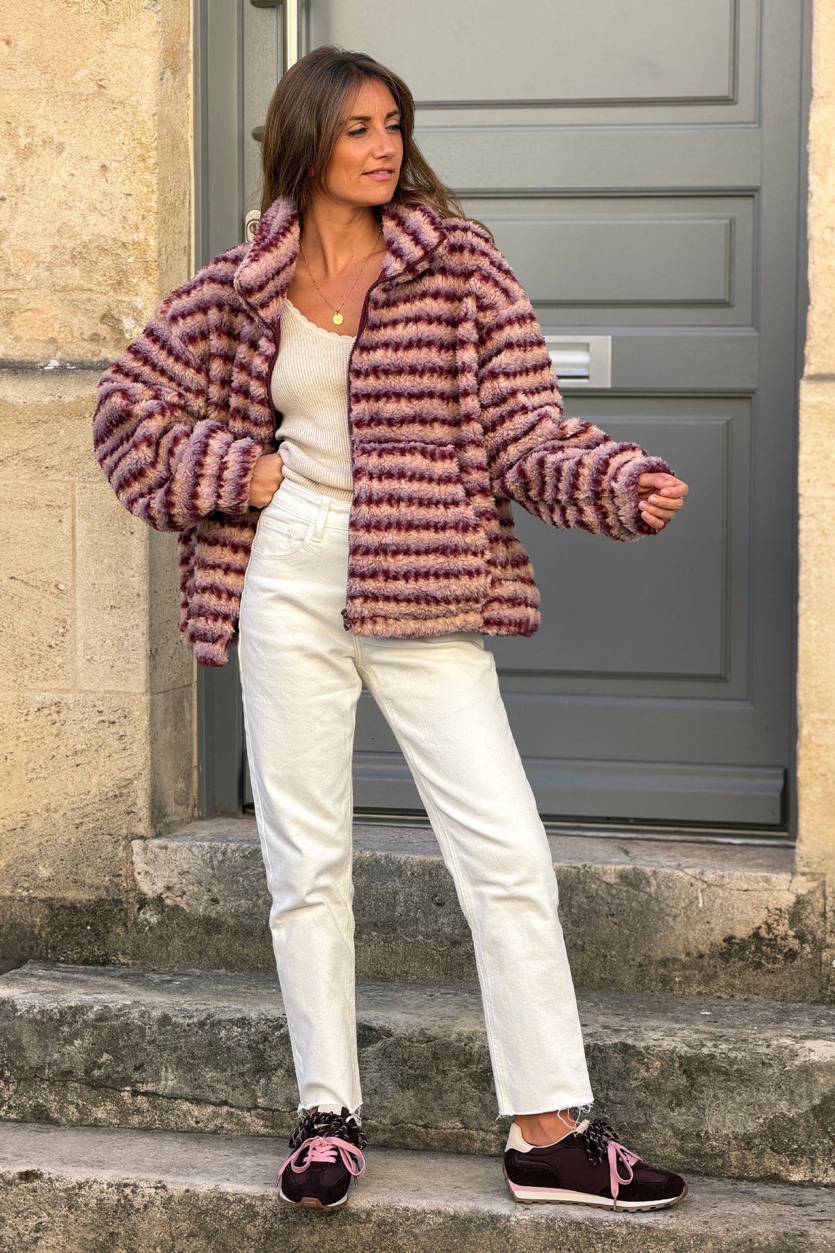 Manteau tout doux effet poils motifs rayures rose et aubergine avec zip et col montant