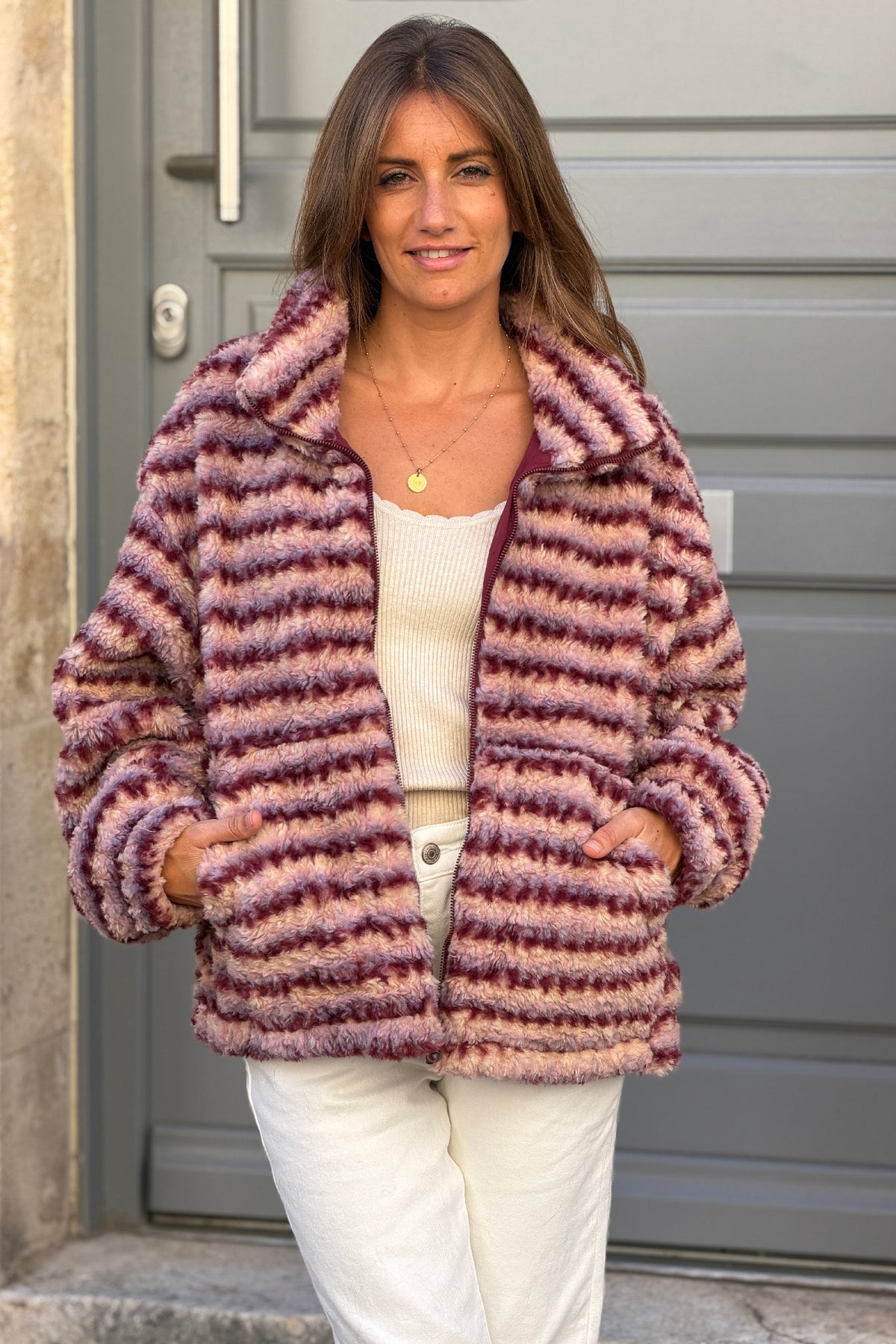 Manteau tout doux effet poils motifs rayures rose et aubergine avec zip et col montant